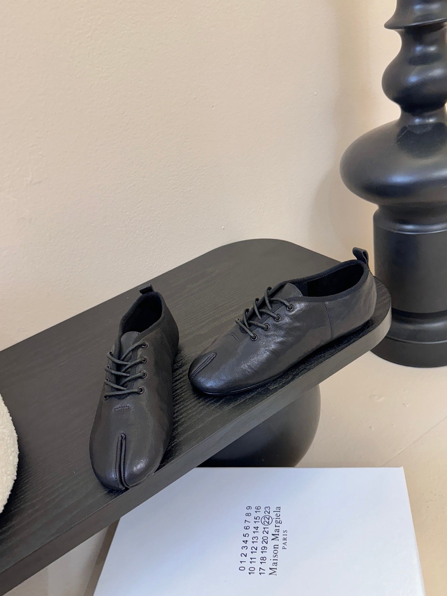 Maison Margiela 2025 Split-Toe Lace-up Shoes Black Cowhide 580420