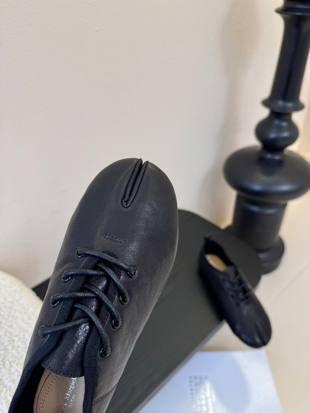 Maison Margiela 2025 Split-Toe Lace-up Shoes Black Cowhide 580420