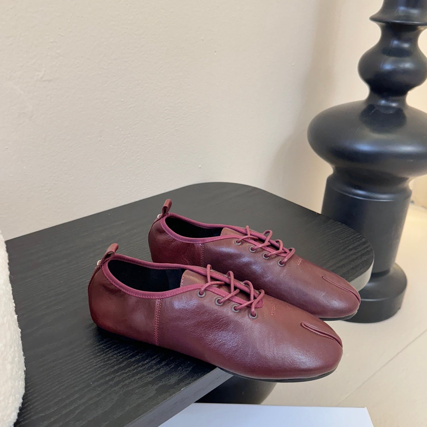 Maison Margiela 2025 Split-Toe Lace-up Shoes Burgundy Cowhide 580418