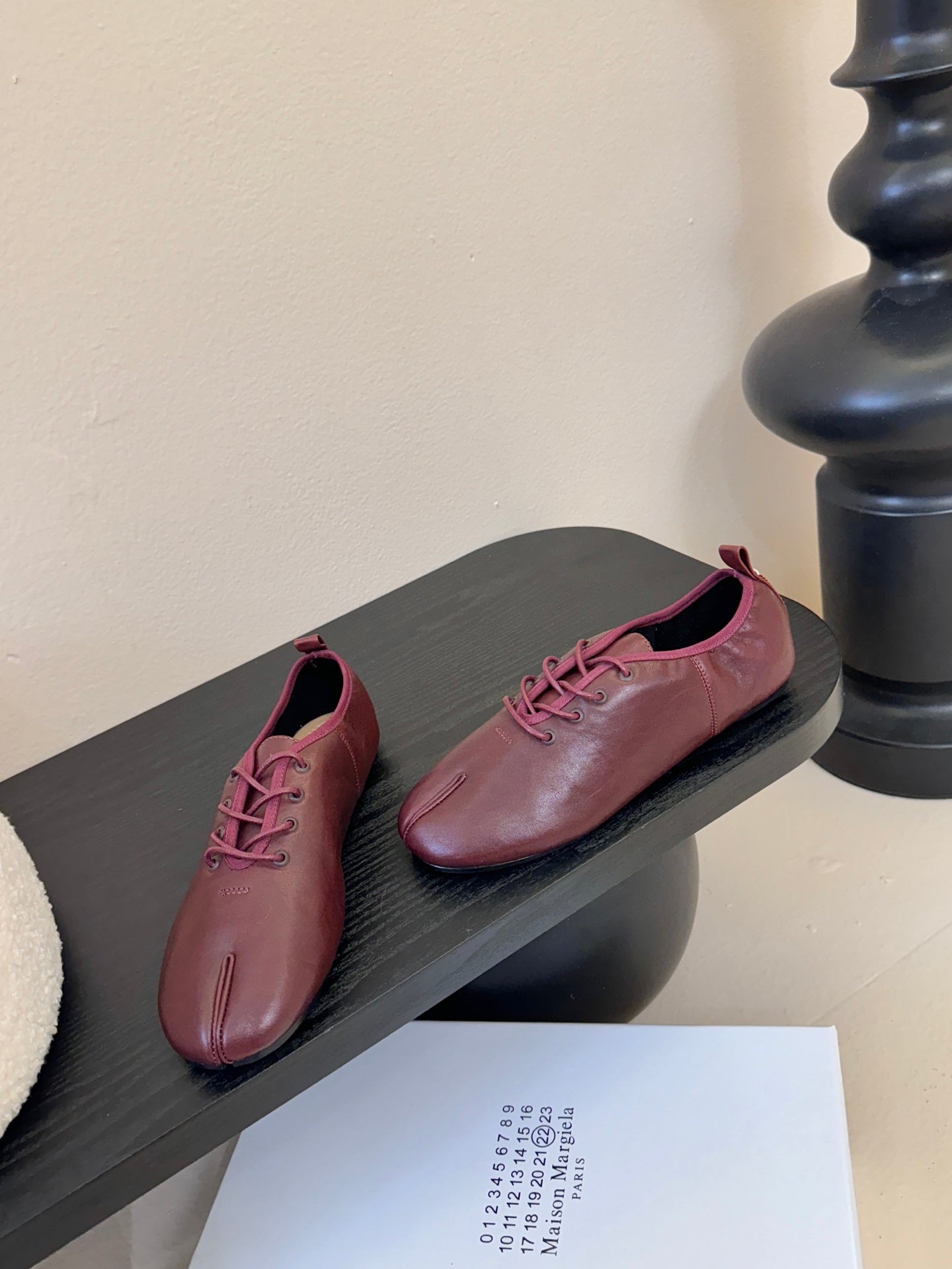 Maison Margiela 2025 Split-Toe Lace-up Shoes Burgundy Cowhide 580418