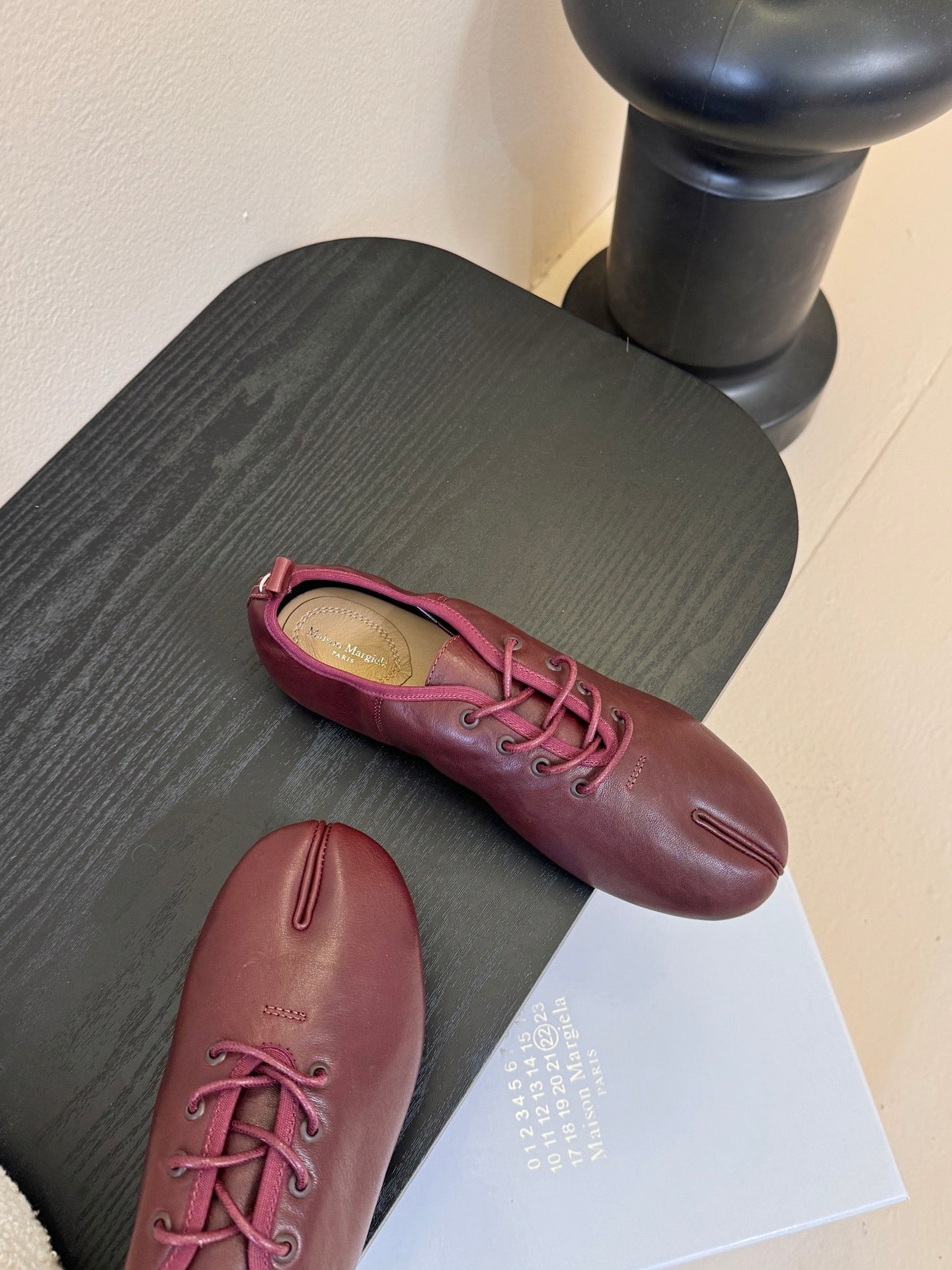 Maison Margiela 2025 Split-Toe Lace-up Shoes Burgundy Cowhide 580418