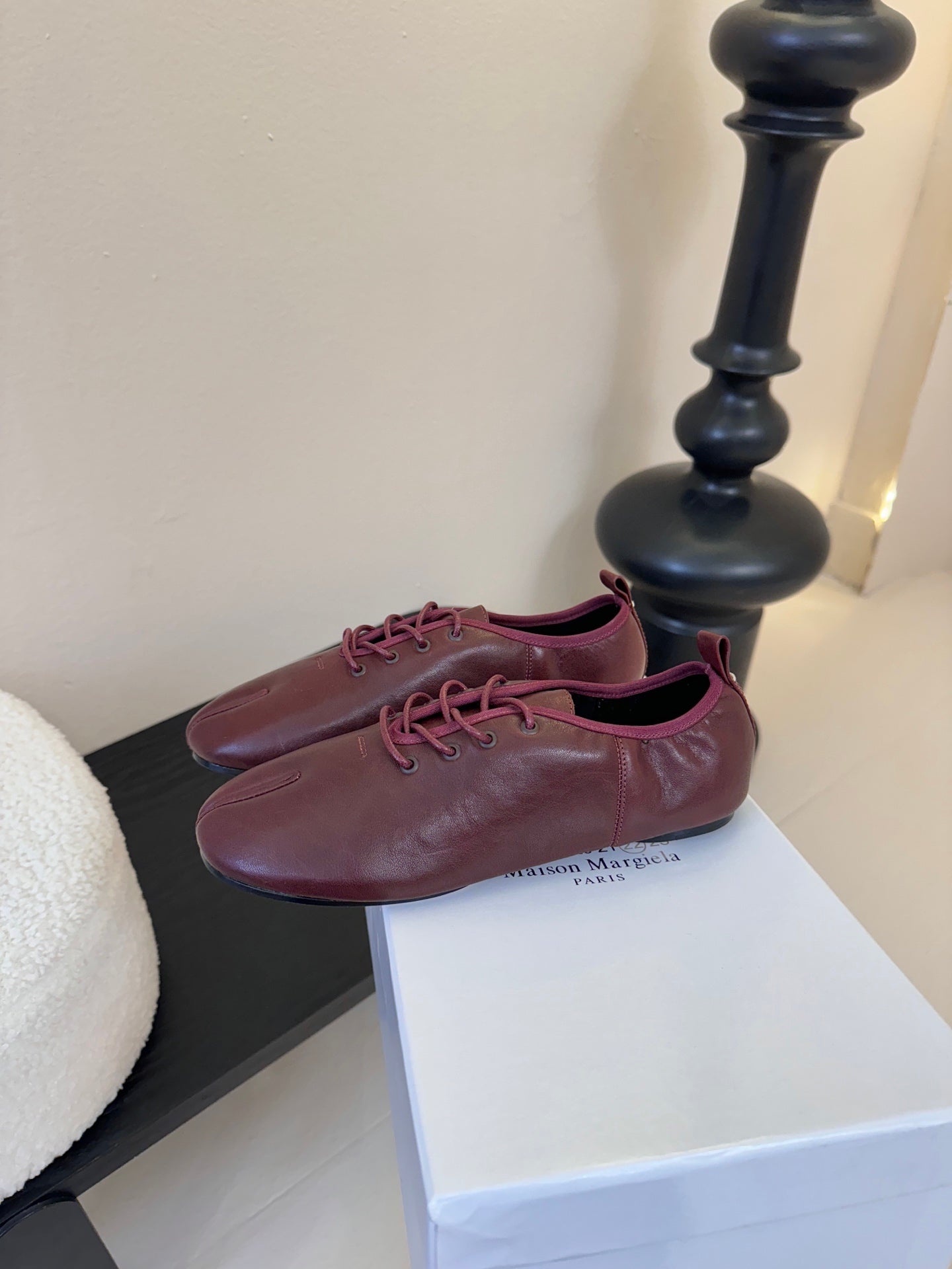 Maison Margiela 2025 Split-Toe Lace-up Shoes Burgundy Cowhide 580418