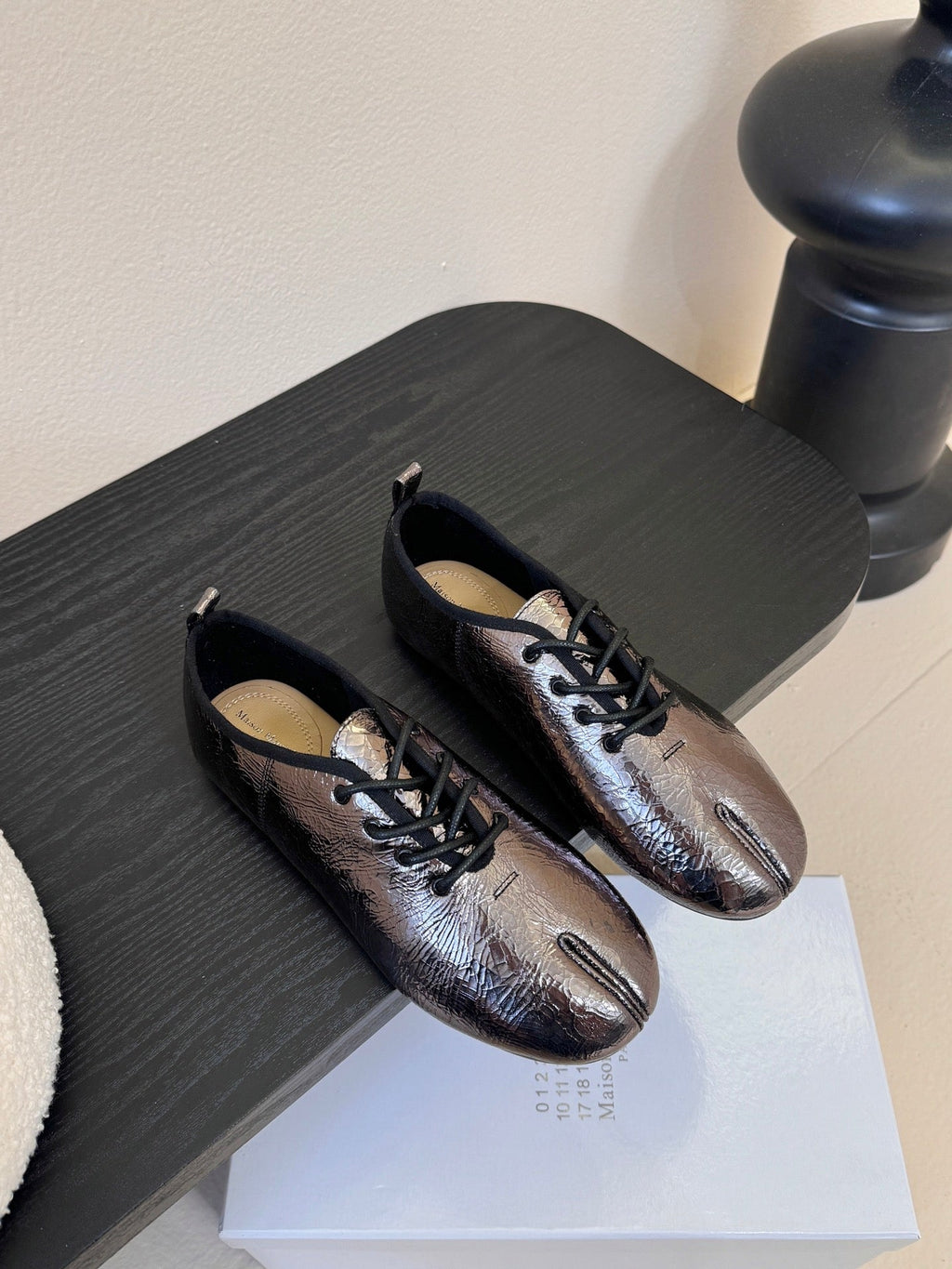 Maison Margiela 2025 Split-Toe Lace-up Shoes Dark Grey Metalic Cowhide 580417