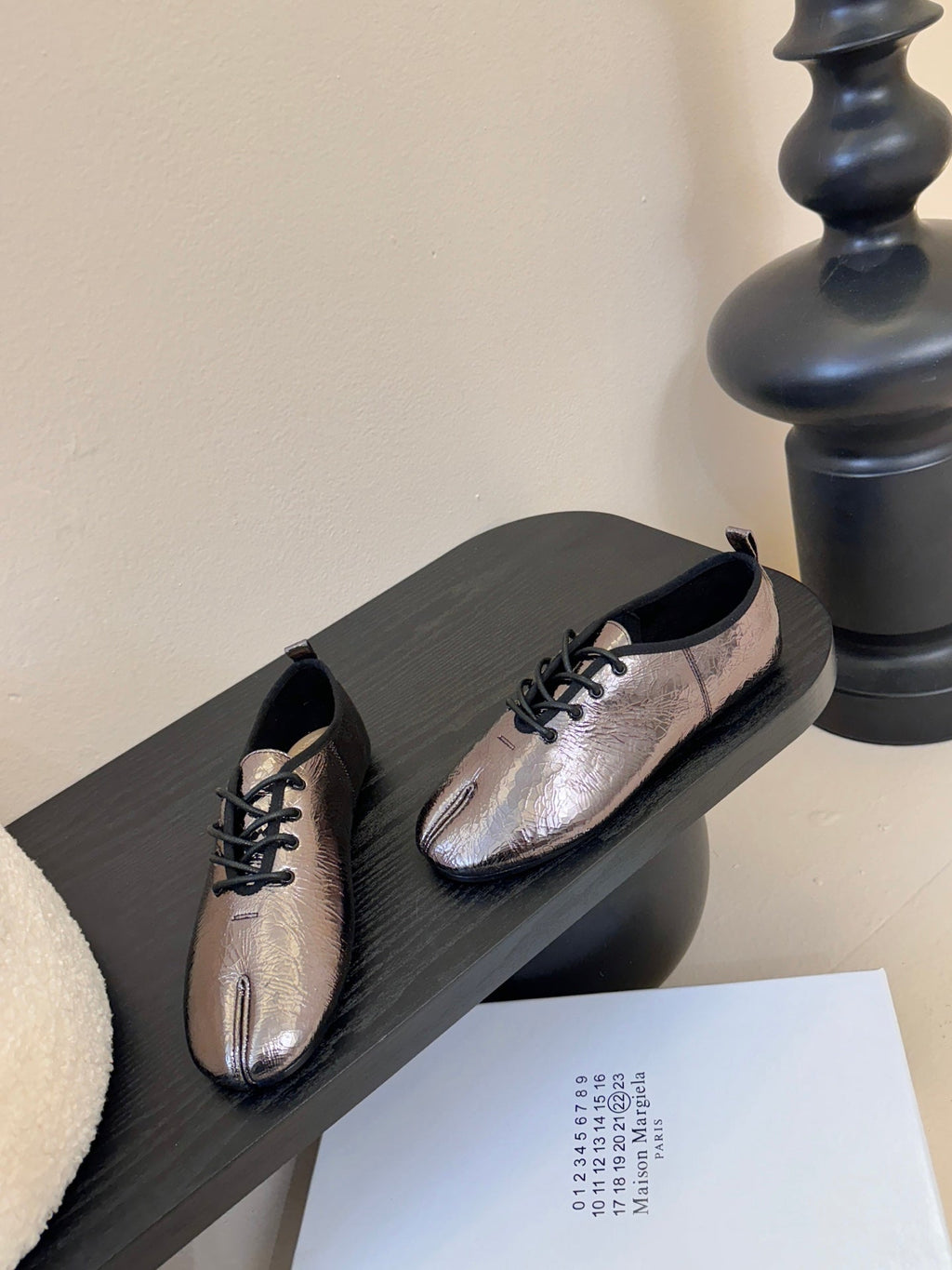 Maison Margiela 2025 Split-Toe Lace-up Shoes Dark Grey Metalic Cowhide 580417