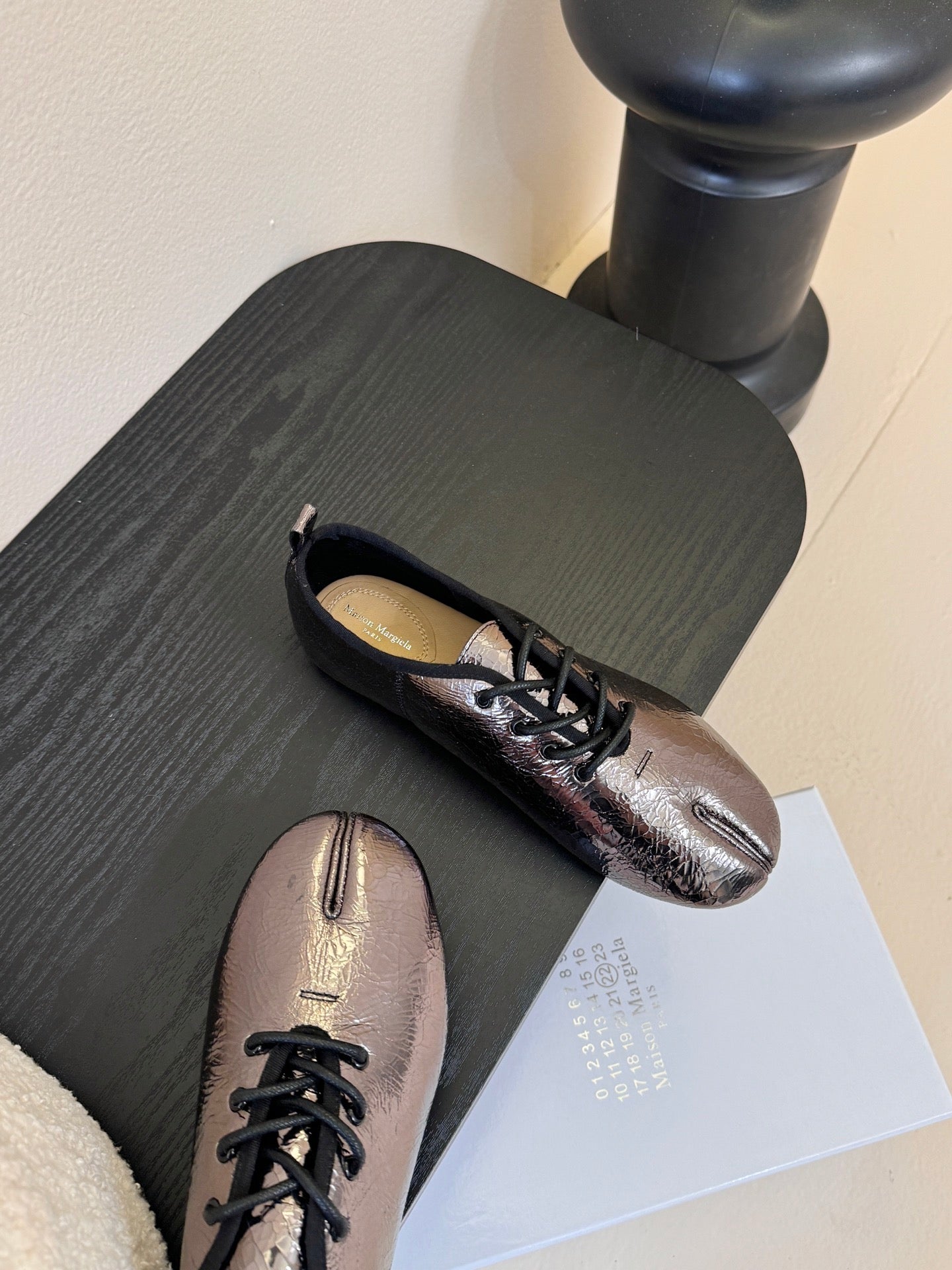 Maison Margiela 2025 Split-Toe Lace-up Shoes Dark Grey Metalic Cowhide 580417