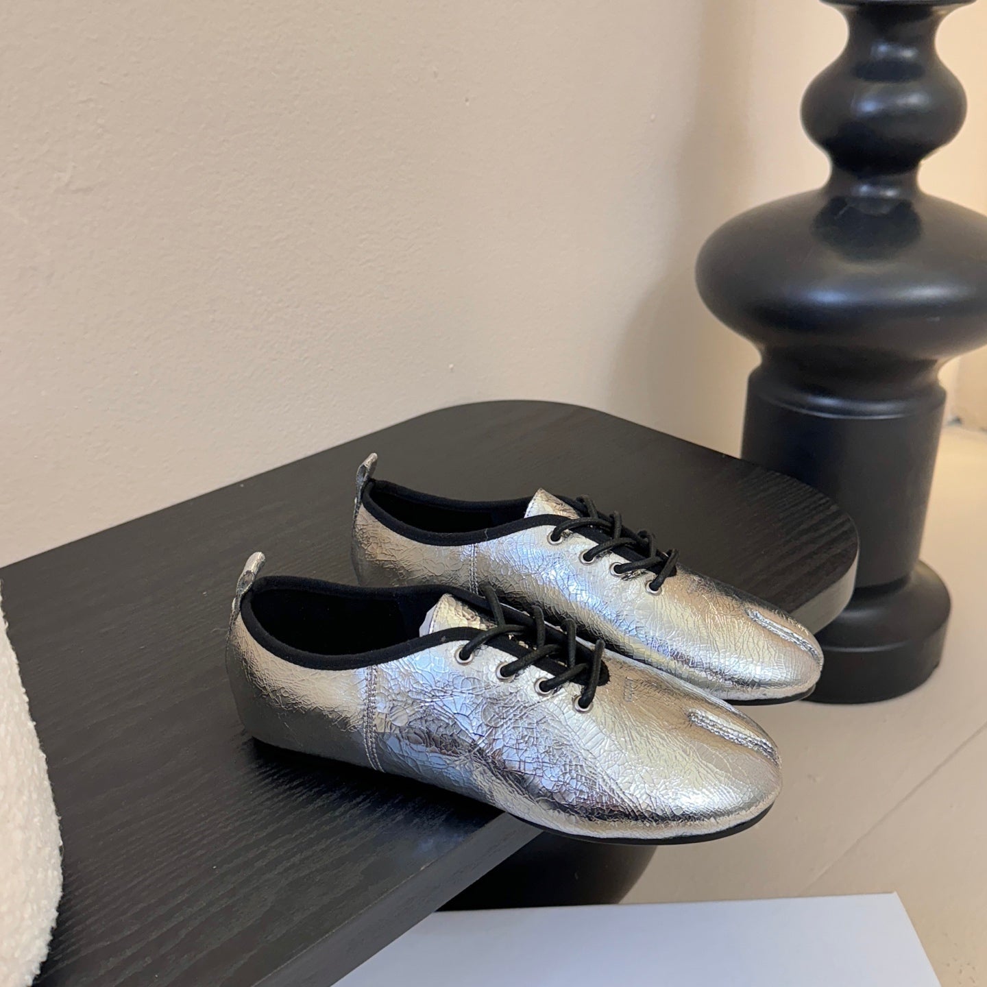 Maison Margiela 2025 Split-Toe Lace-up Shoes Silver Metalic Cowhide 580416
