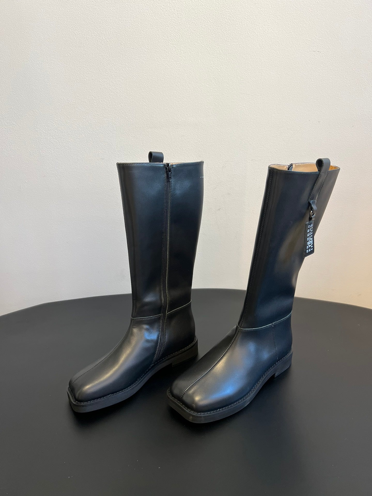 Maison Margiel 25ss Cool Square Toe Tall Riding Boots Black Glossy Leather 580415