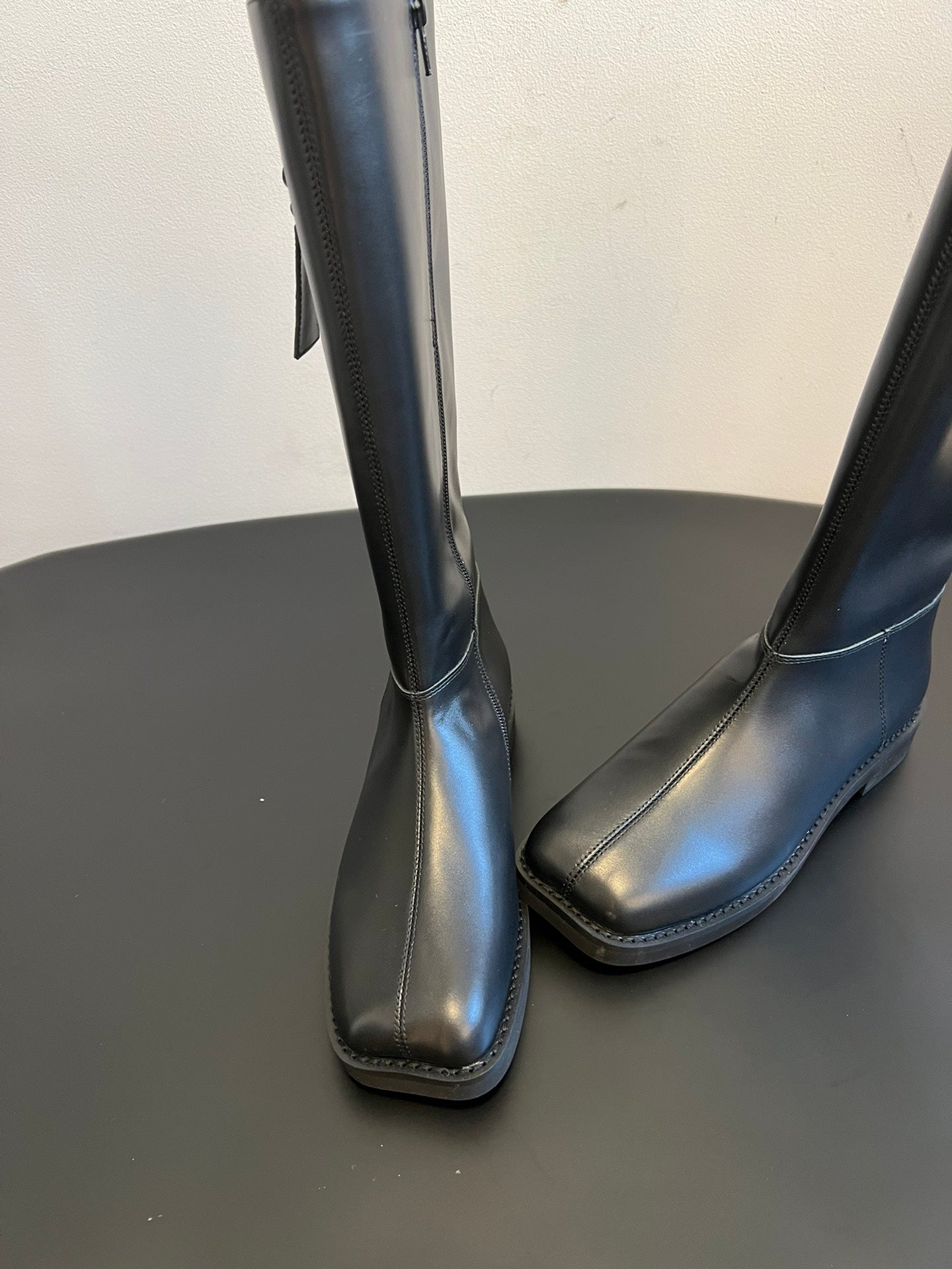 Maison Margiel 25ss Cool Square Toe Tall Riding Boots Black Glossy Leather 580415