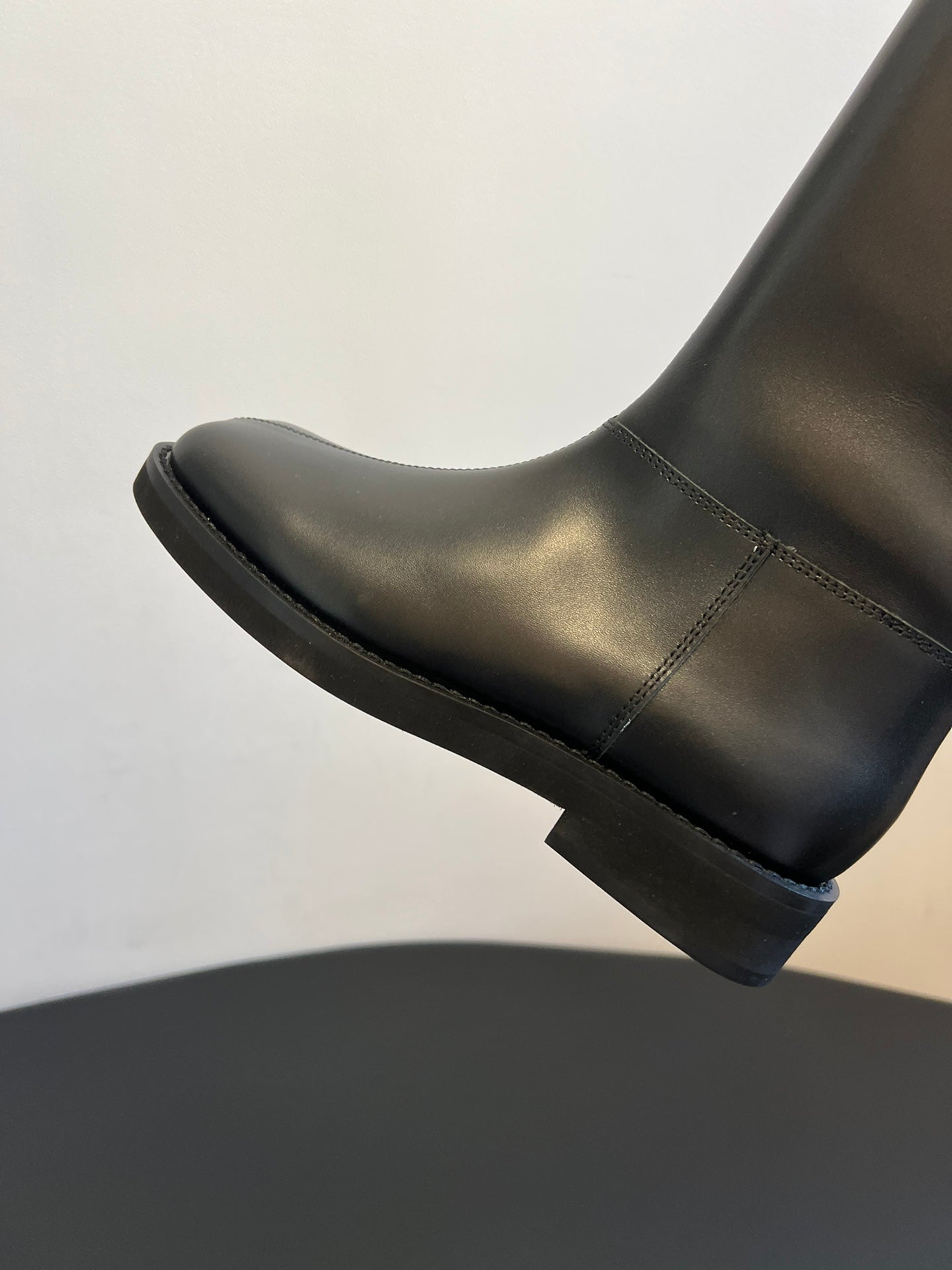 Maison Margiel 25ss Cool Square Toe Tall Riding Boots Black Glossy Leather 580415