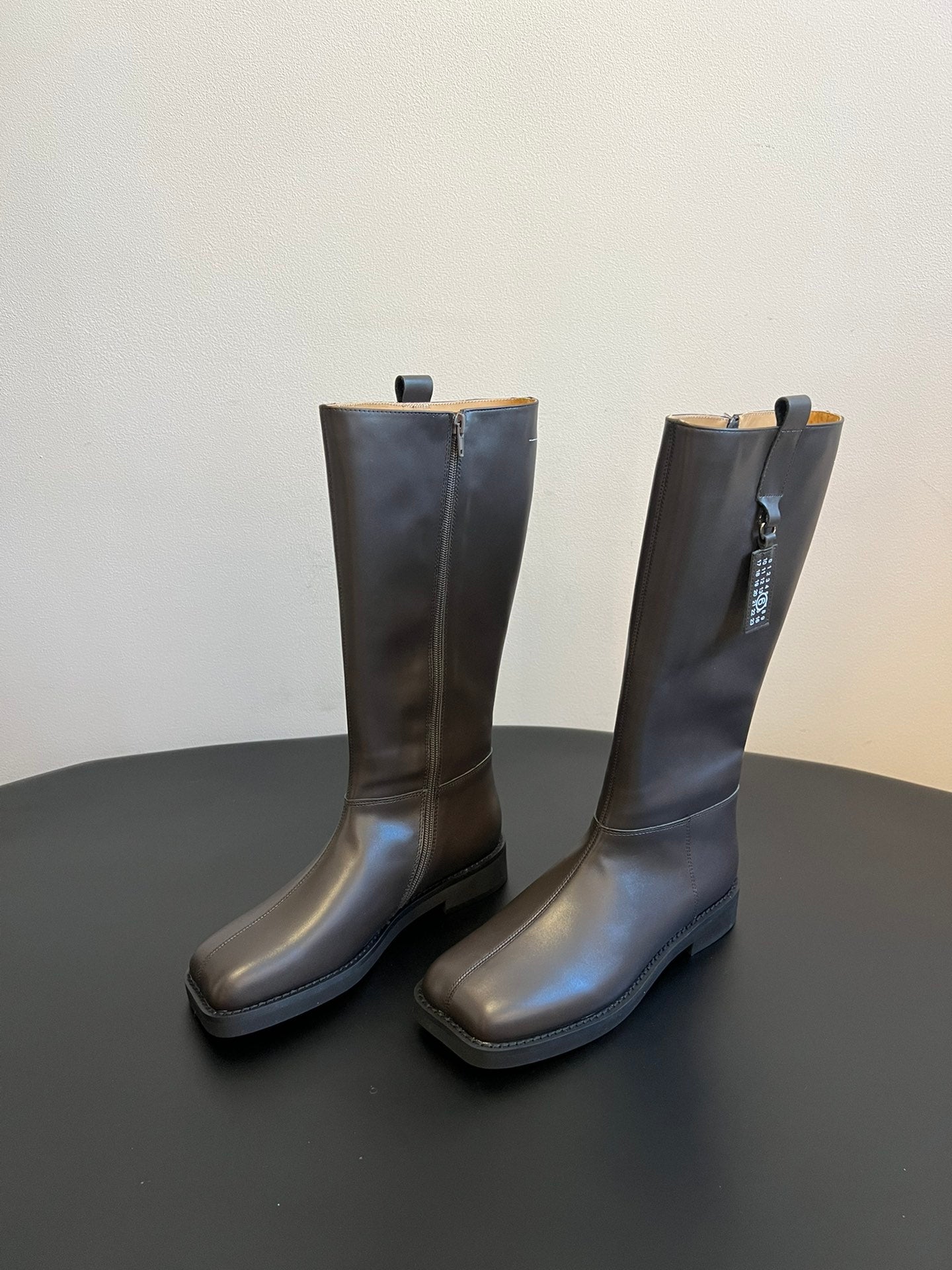 Maison Margiel 25ss Cool Square Toe Tall Riding Boots Dark Gray Glossy Leather 580414