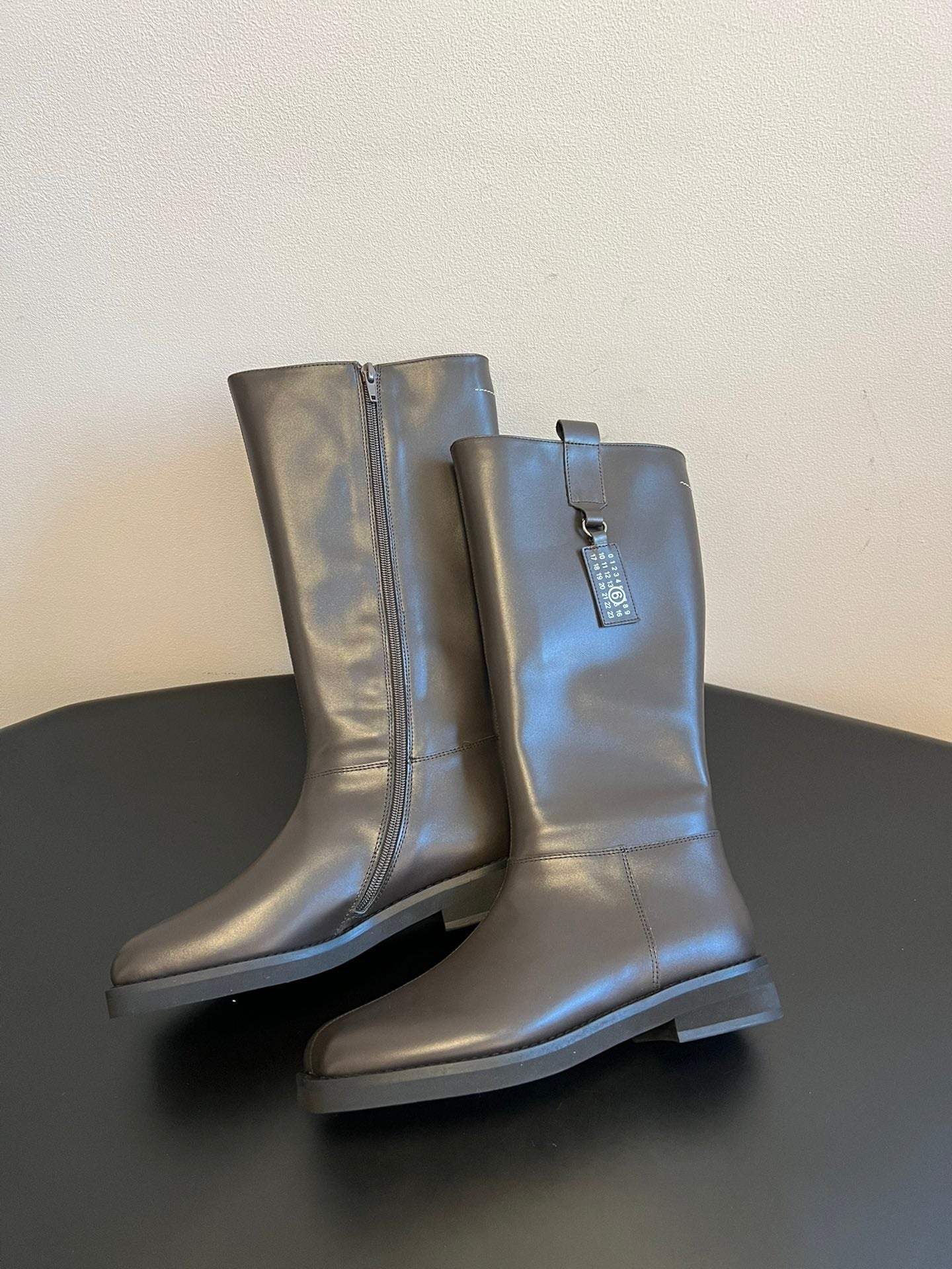 Maison Margiel 25ss Cool Square Toe Tall Riding Boots Dark Gray Glossy Leather 580414