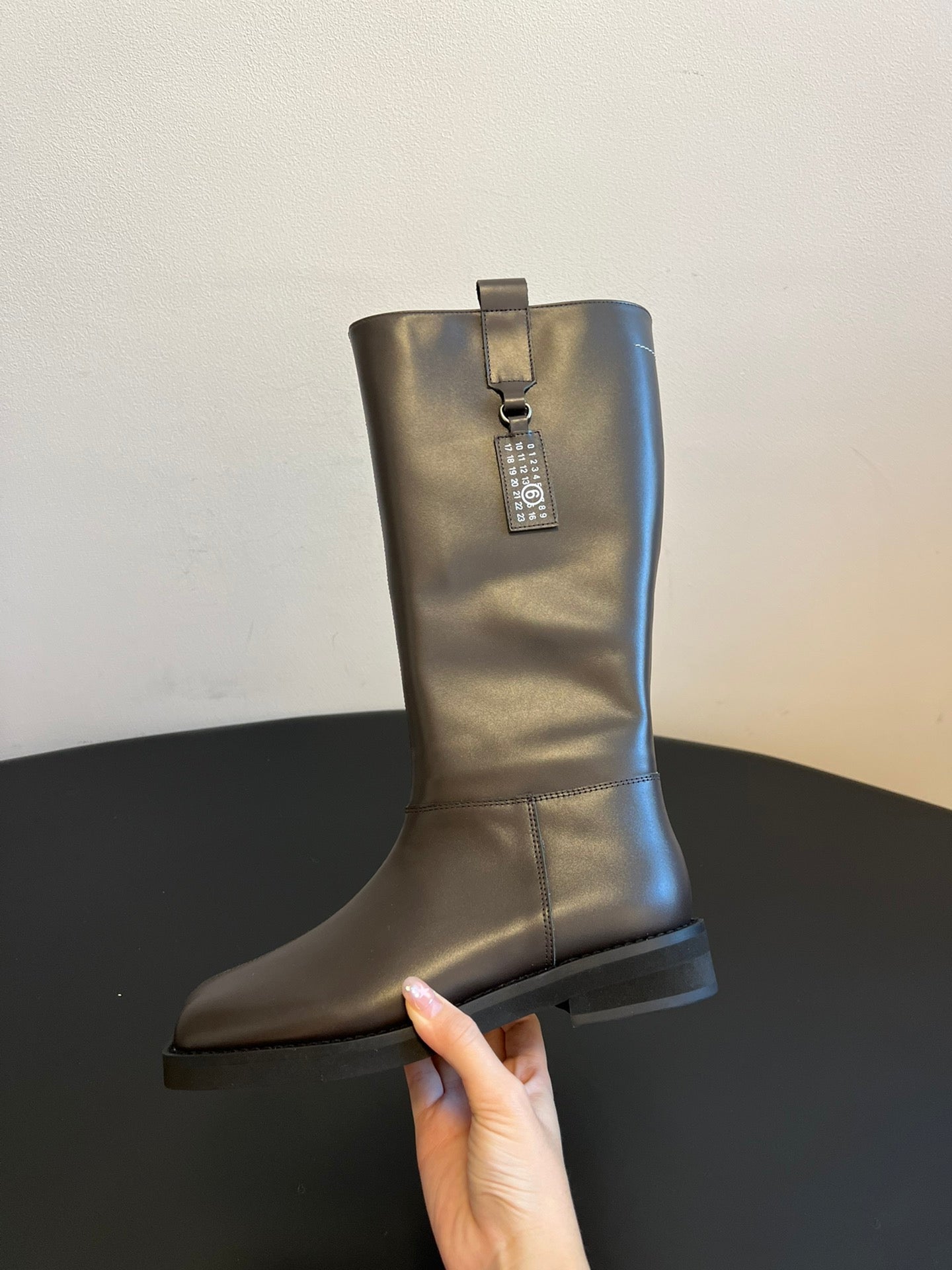 Maison Margiel 25ss Cool Square Toe Tall Riding Boots Dark Gray Glossy Leather 580414