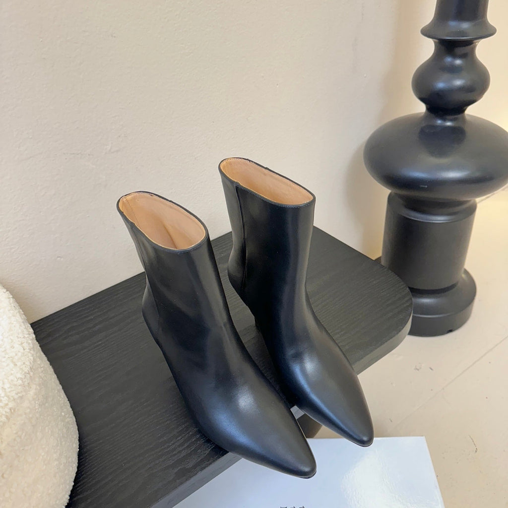 Maison Margiela Pointed Toe Riding Short Boots Black in Cowhide 580447