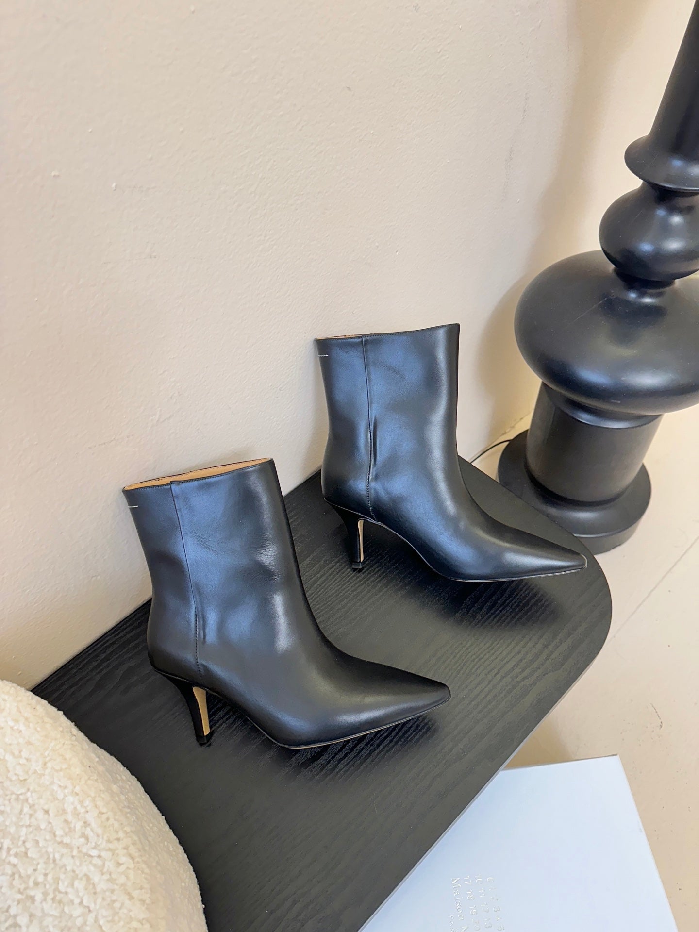 Maison Margiela Pointed Toe Riding Short Boots Black in Cowhide 580447