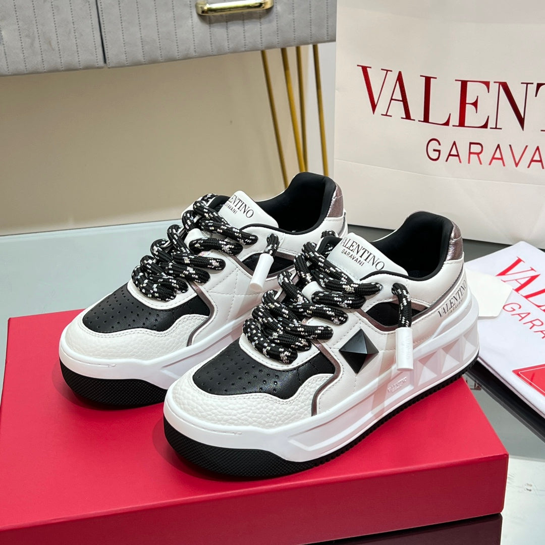 VT 2025 Garavani Sneakers White Black Cowhide 546999