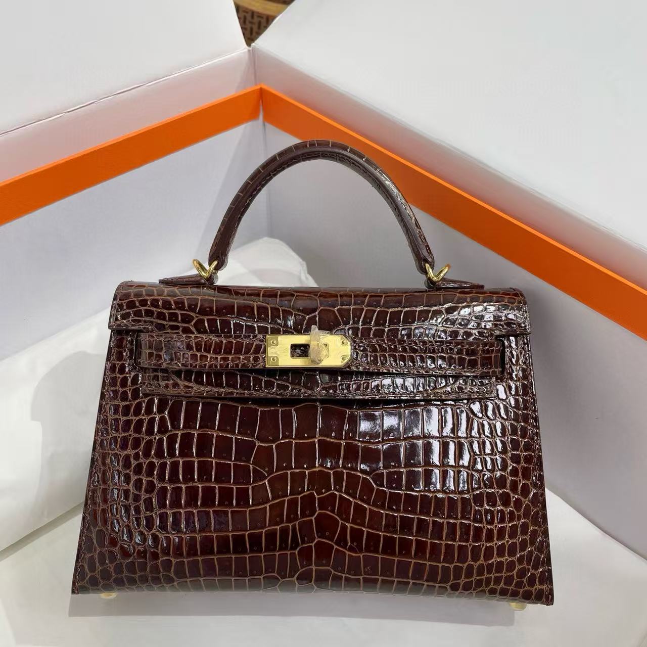 HM KELLY MINI 19 IN HONEY BROWN SALTWATER CROCODILE LEATHER GOLD BUCKLE