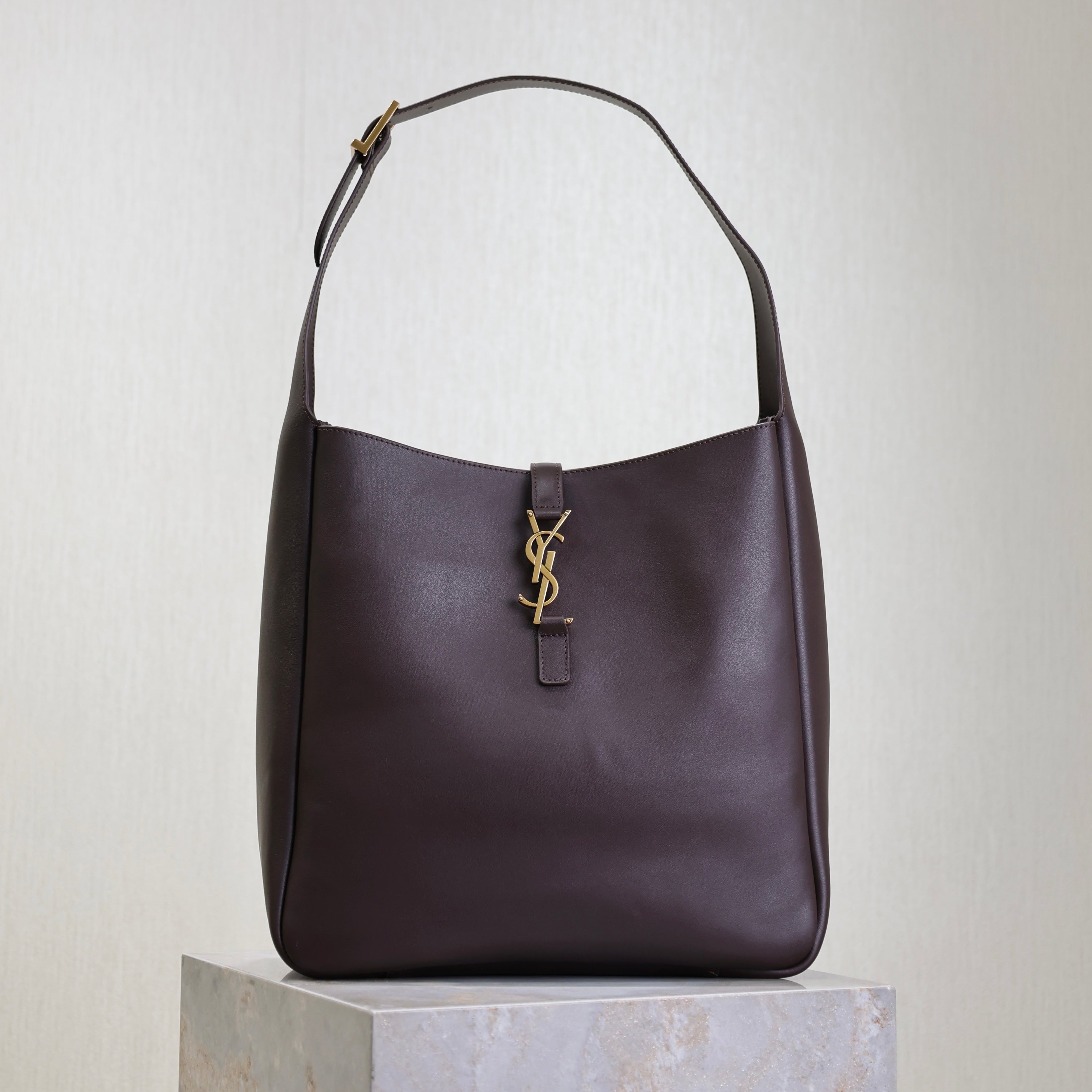 LE 5 À 7 LARGE BAG 31 IN COFFEE LAMBSKIN