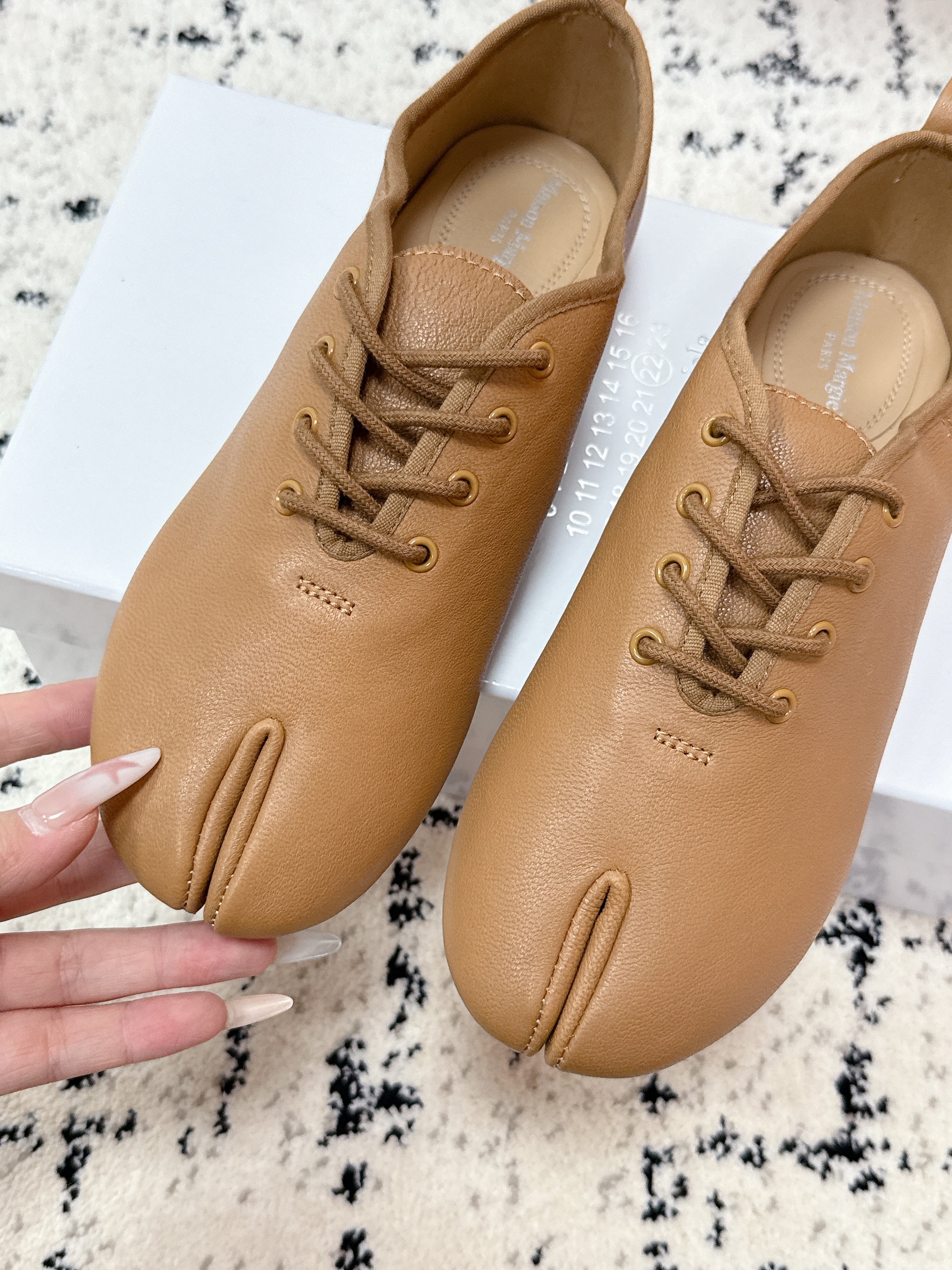 MM Tabi 6-Point Toe Lace-up Shoes Camel Calfskin 558420