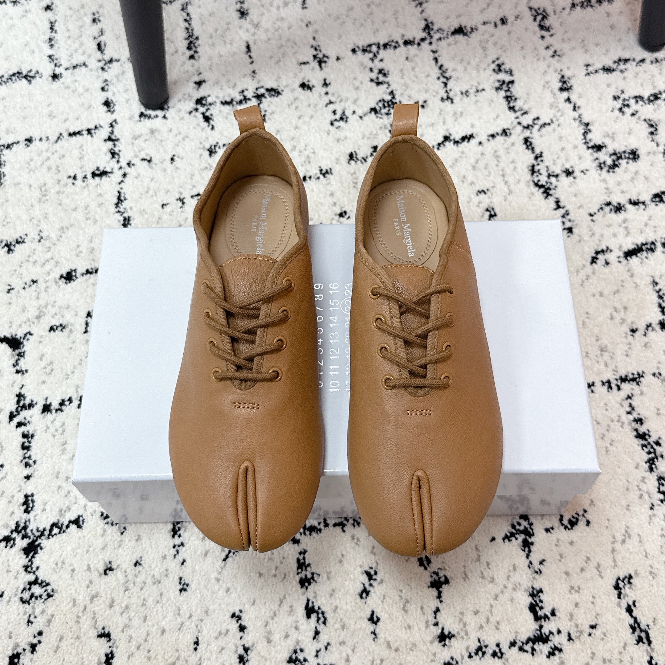 MM Tabi 6-Point Toe Lace-up Shoes Camel Calfskin 558420