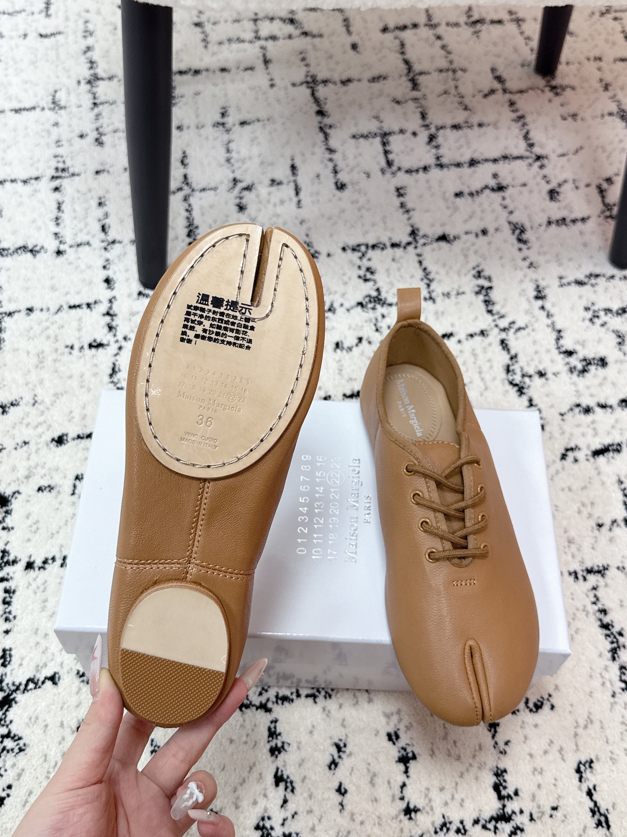 MM Tabi 6-Point Toe Lace-up Shoes Camel Calfskin 558420