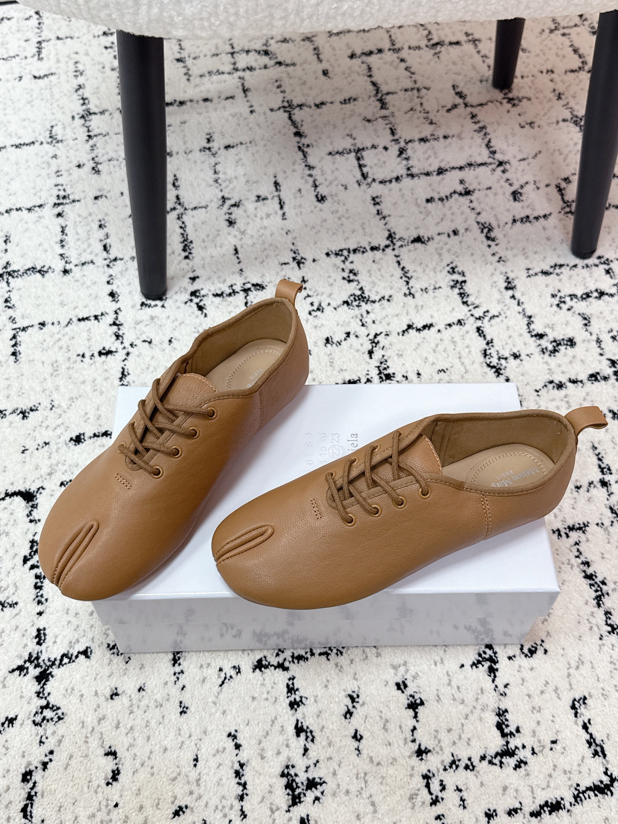 MM Tabi 6-Point Toe Lace-up Shoes Camel Calfskin 558420