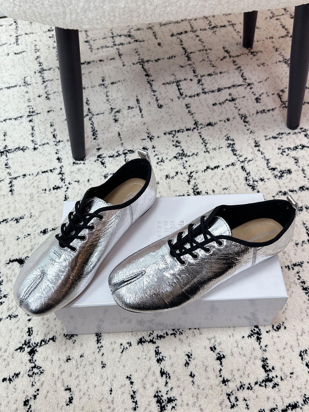 MM Tabi 6-Point Toe Lace-up Shoes Sliver Metalic Calfskin 558425