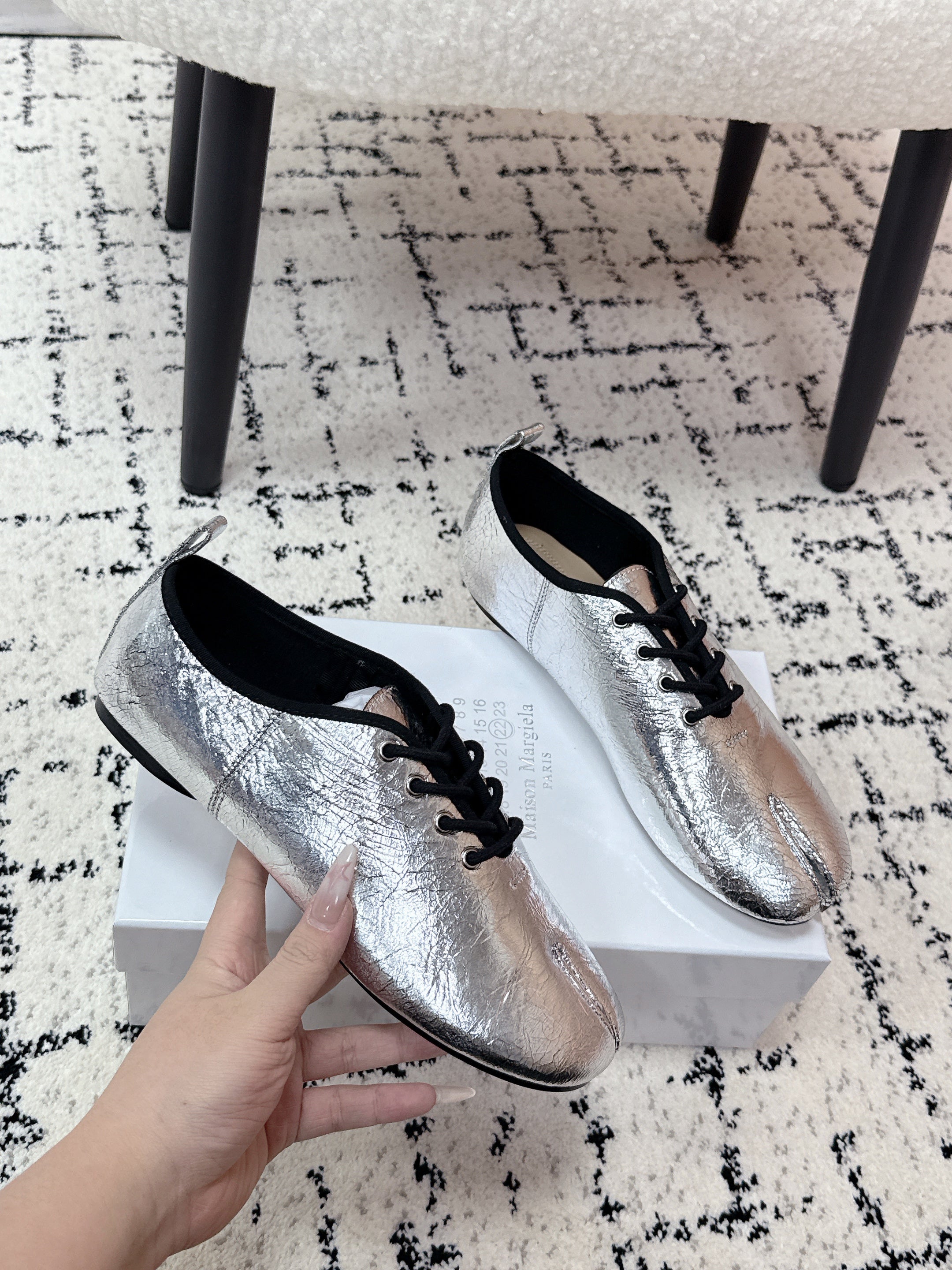 MM Tabi 6-Point Toe Lace-up Shoes Sliver Metalic Calfskin 558425