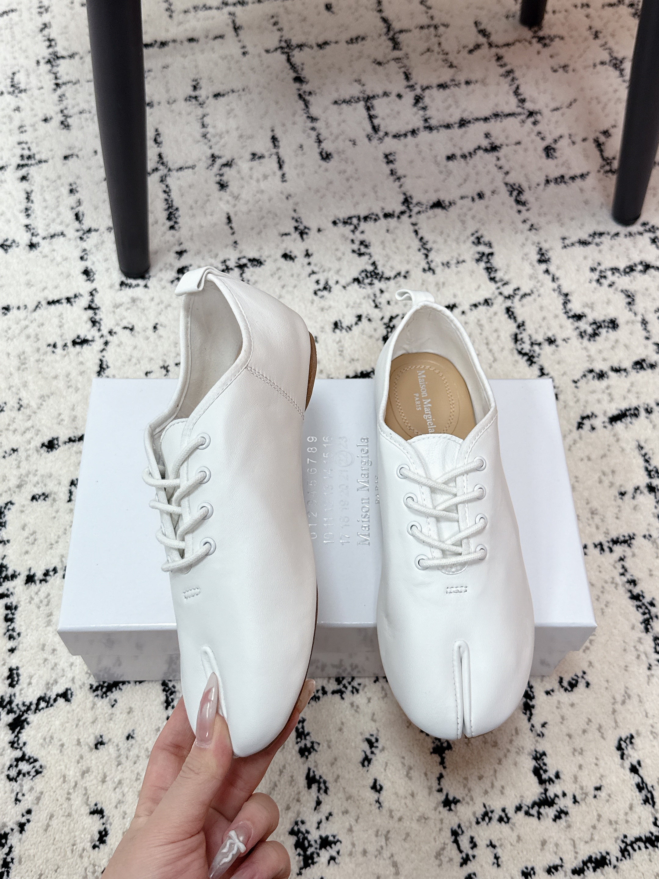MM Tabi 6-Point Toe Lace-up Shoes White Calfskin 558421