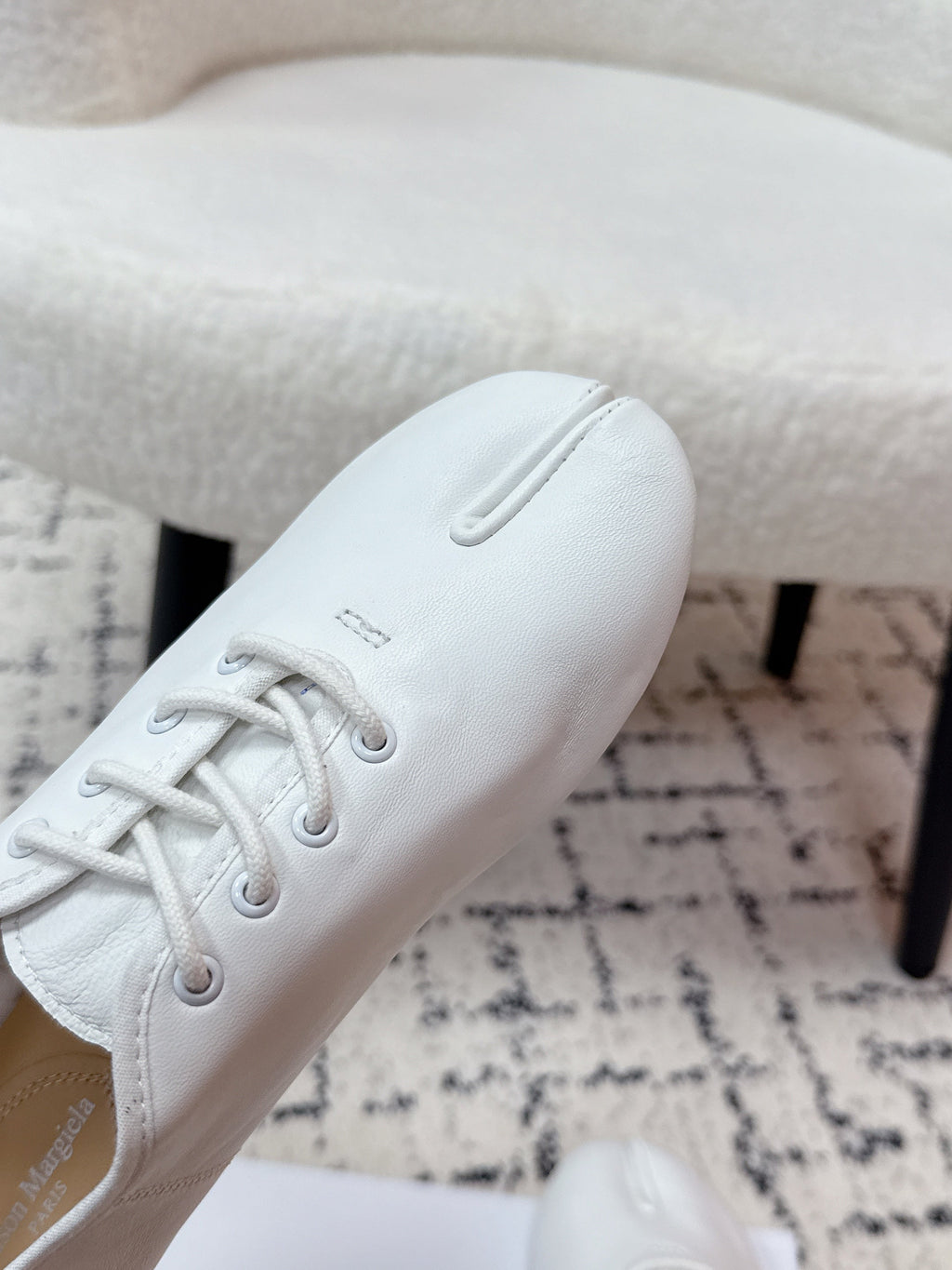 MM Tabi 6-Point Toe Lace-up Shoes White Calfskin 558421