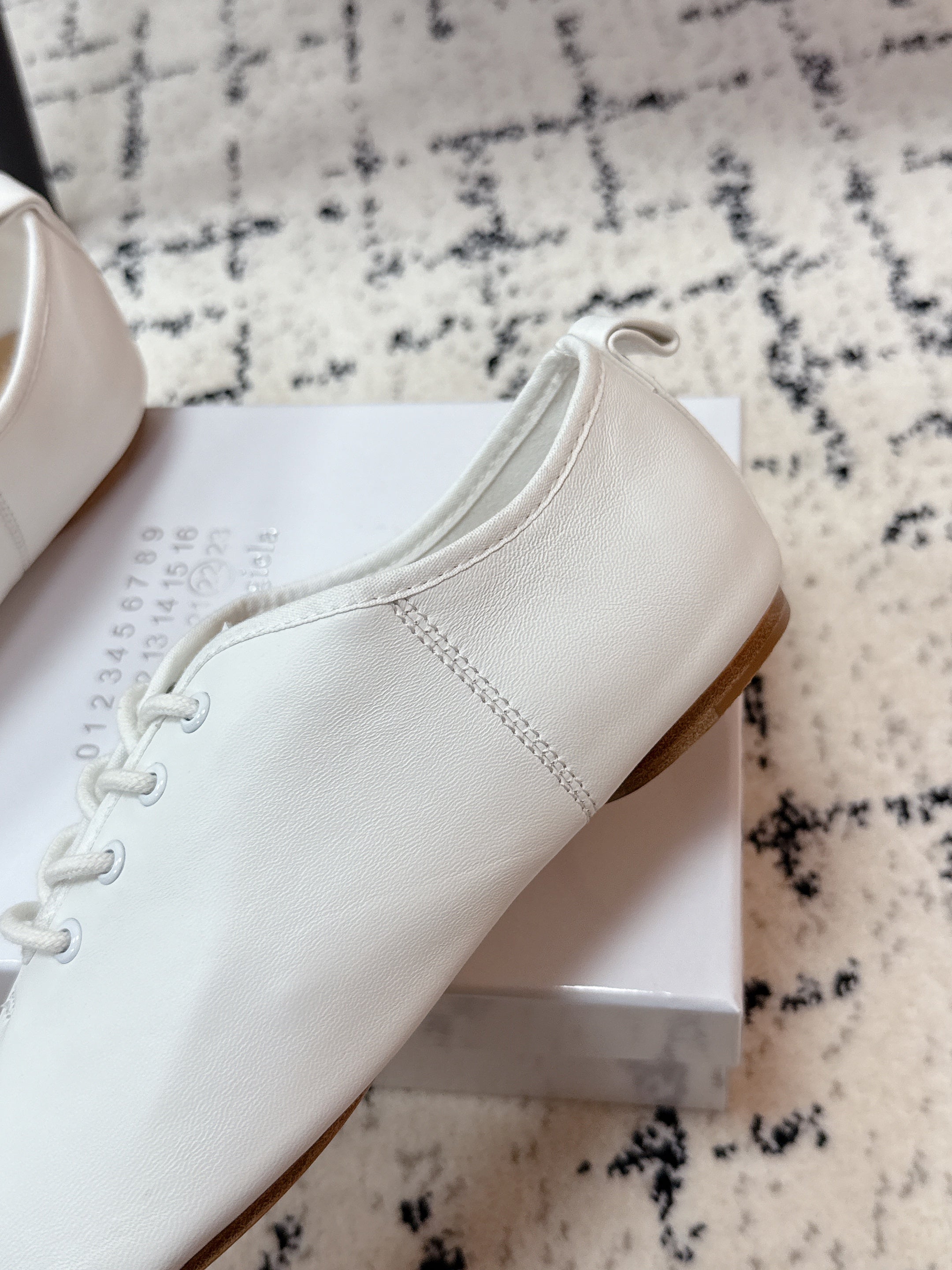 MM Tabi 6-Point Toe Lace-up Shoes White Calfskin 558421