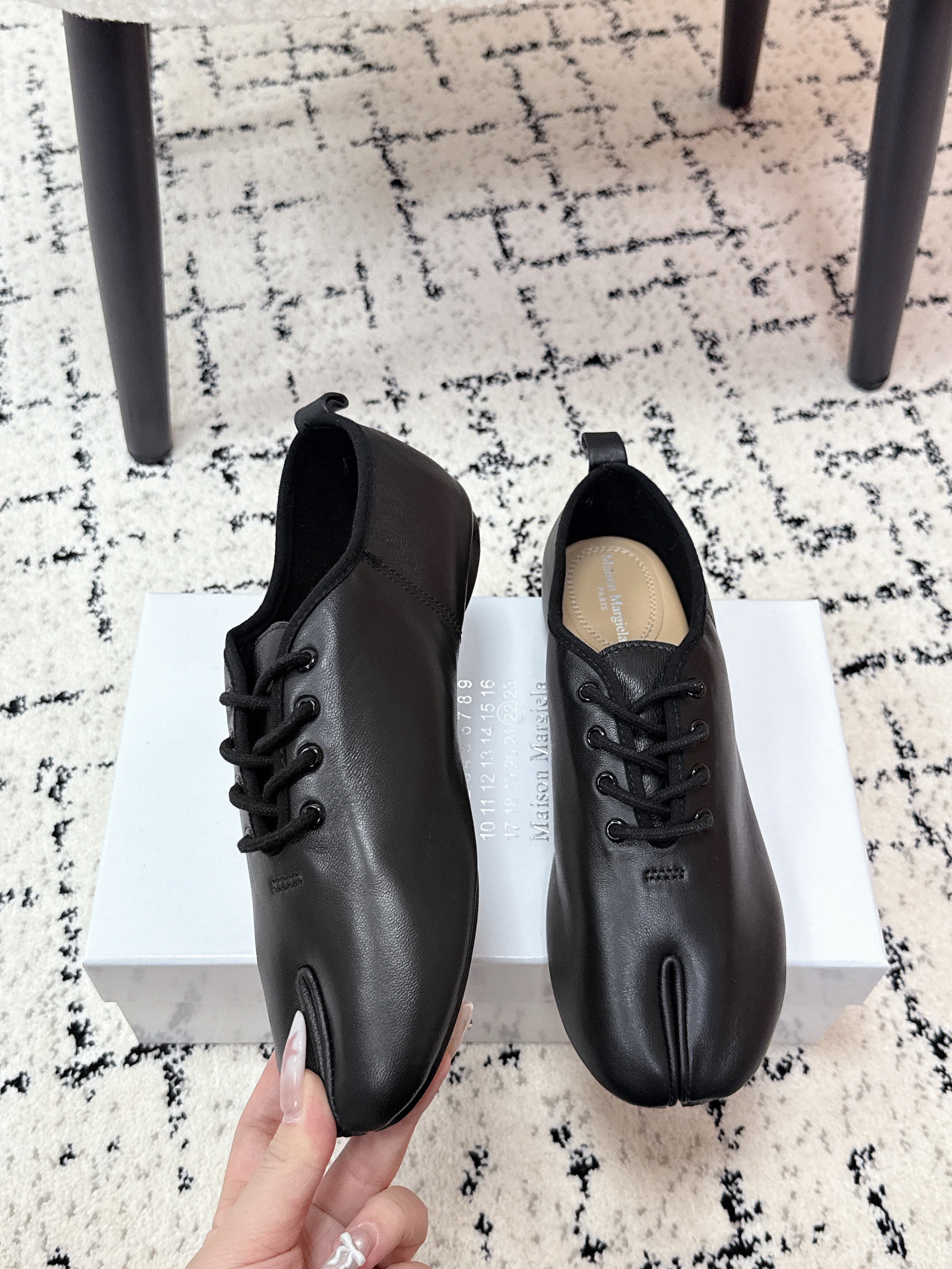 MM Tabi 6-Point Toe Lace-up Shoes Black Calfskin 558423