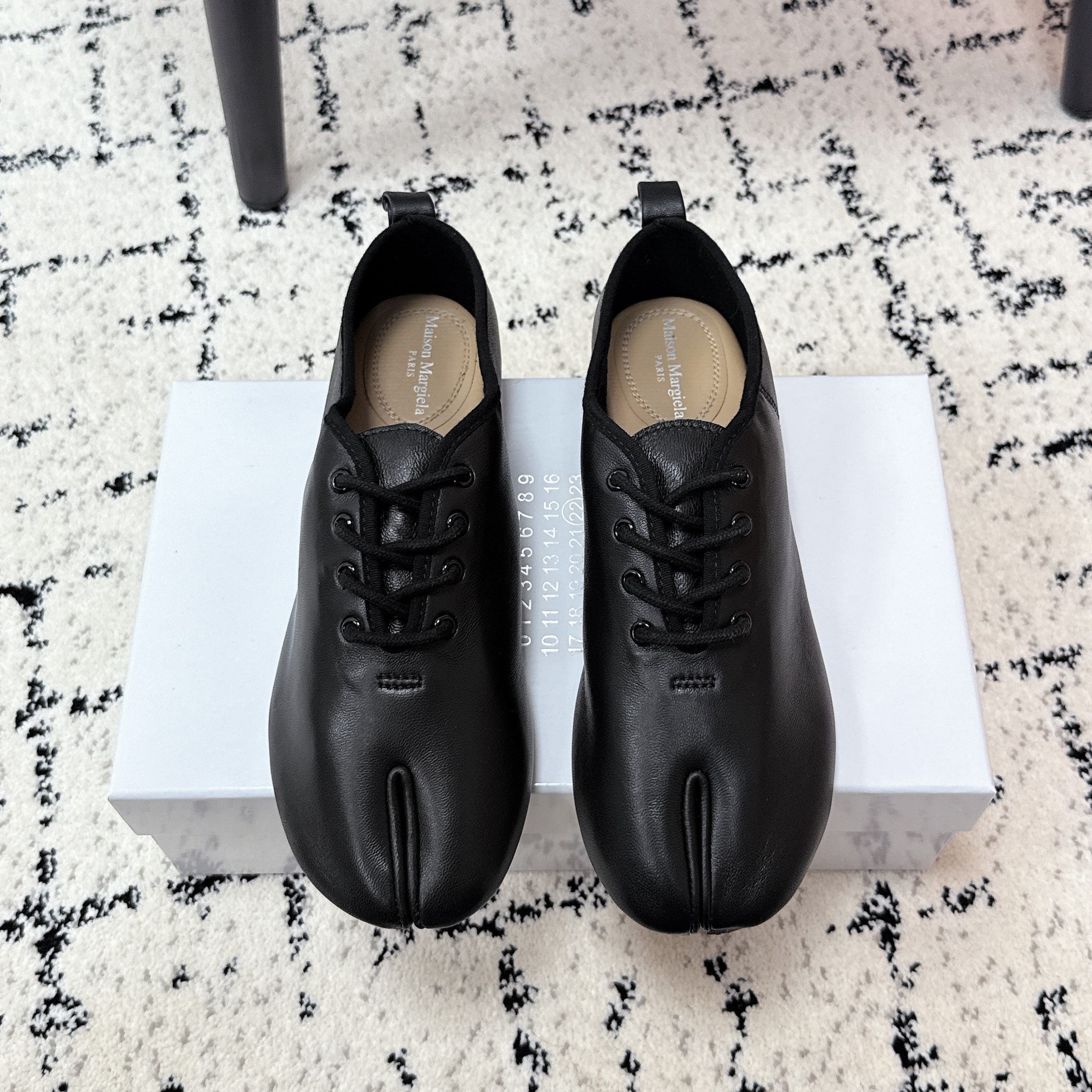 MM Tabi 6-Point Toe Lace-up Shoes Black Calfskin 558423