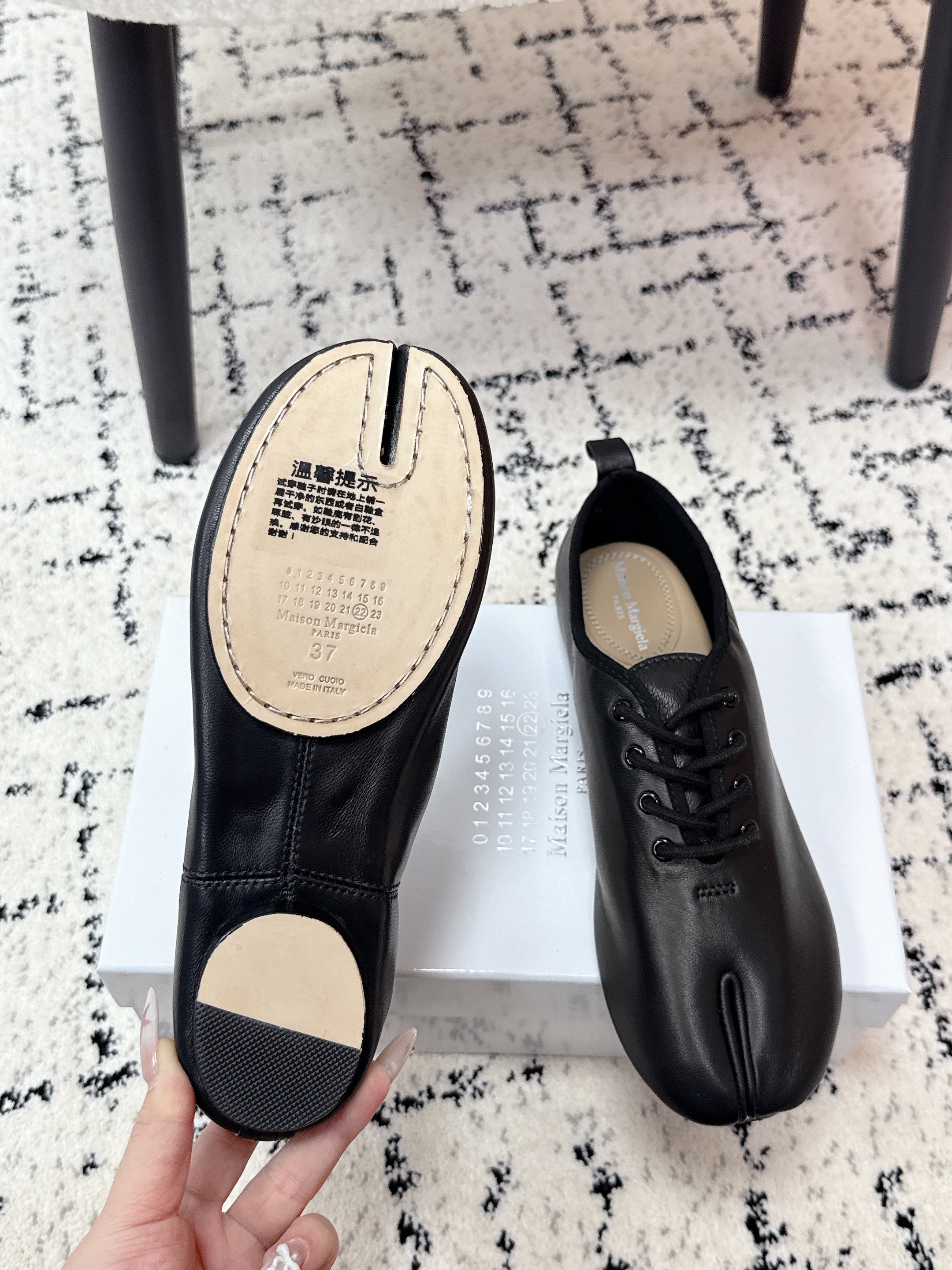 MM Tabi 6-Point Toe Lace-up Shoes Black Calfskin 558423