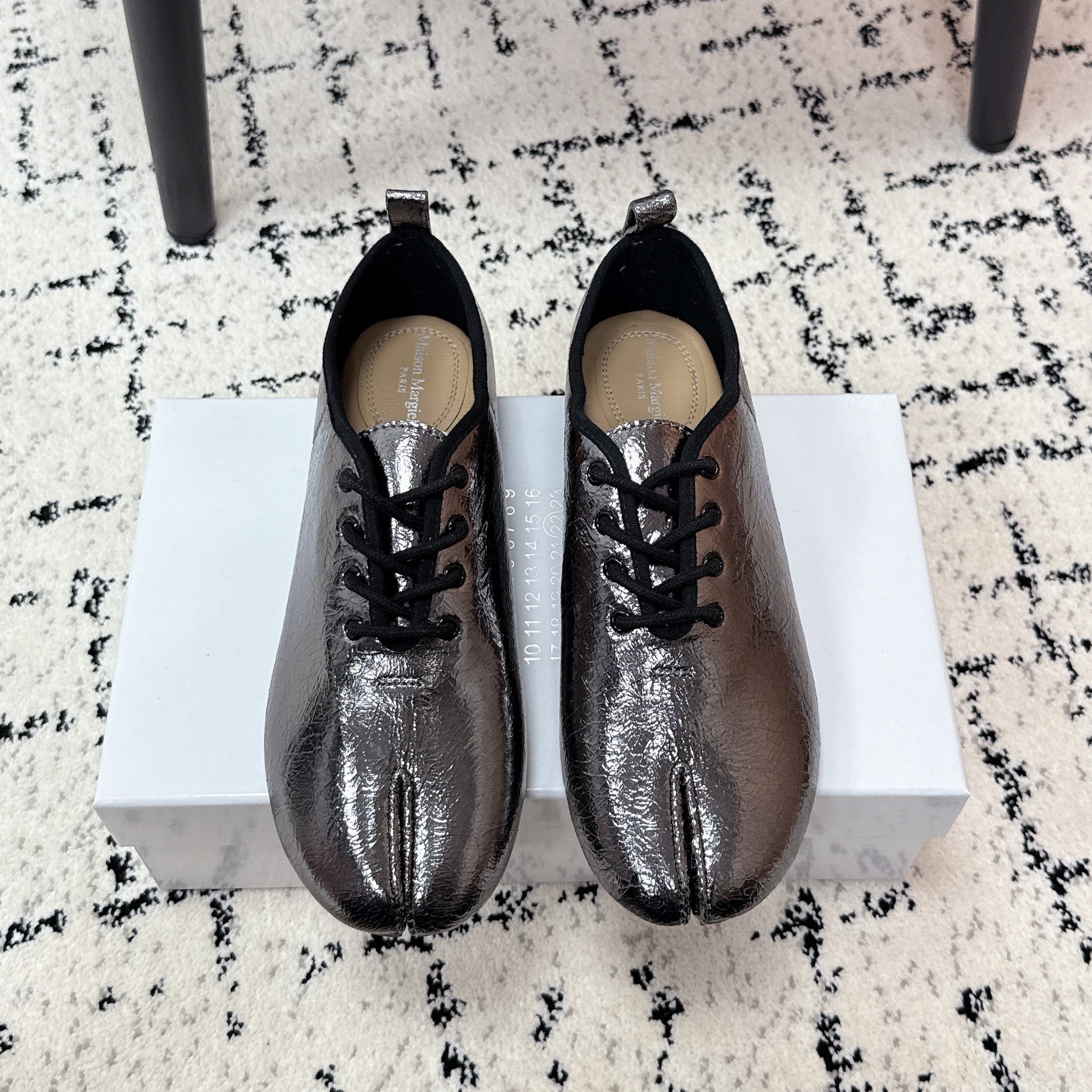 MM Tabi 6-Point Toe Lace-up Shoes Dark Grey Metalic Calfskin 558424