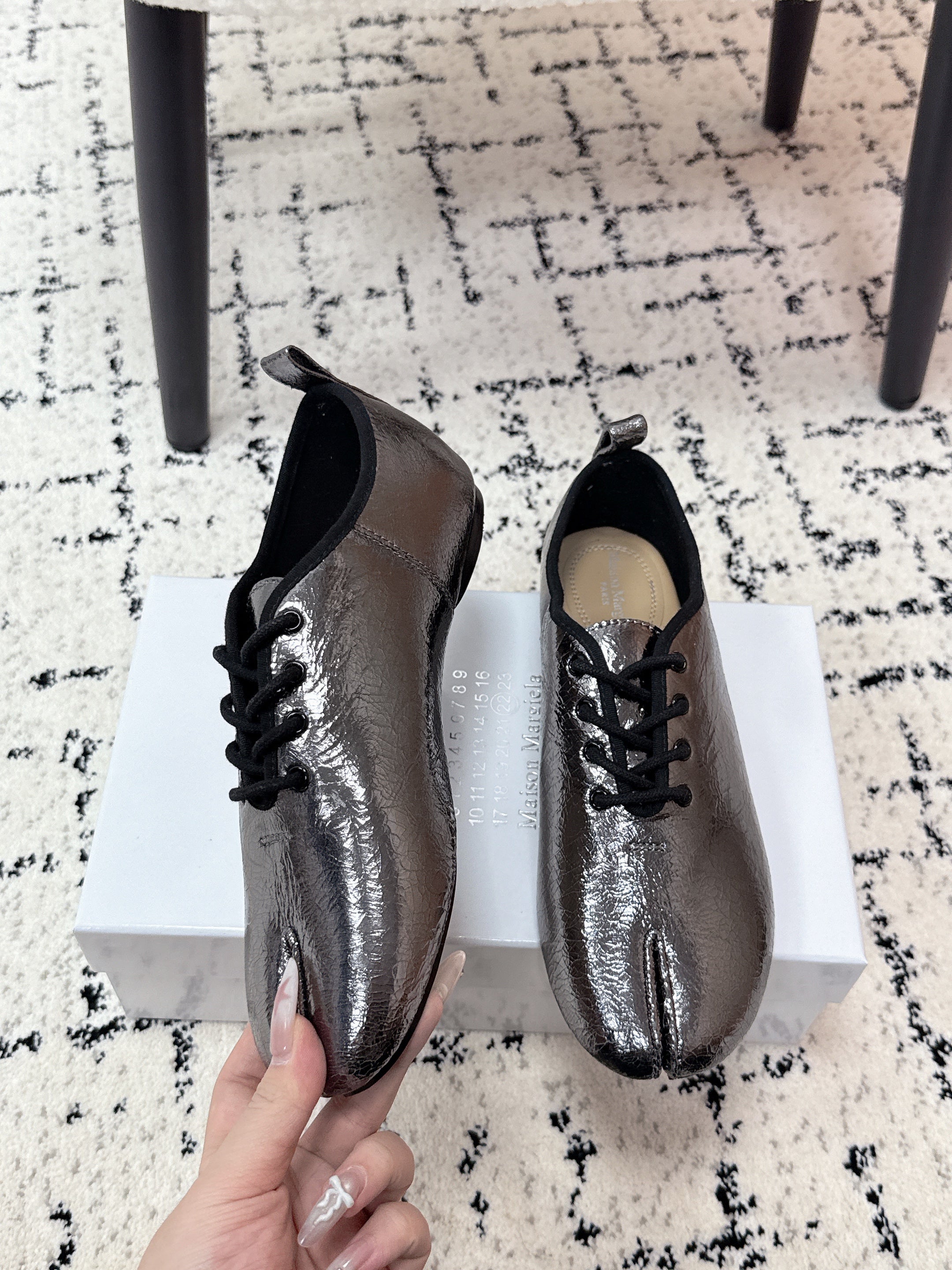 MM Tabi 6-Point Toe Lace-up Shoes Dark Grey Metalic Calfskin 558424