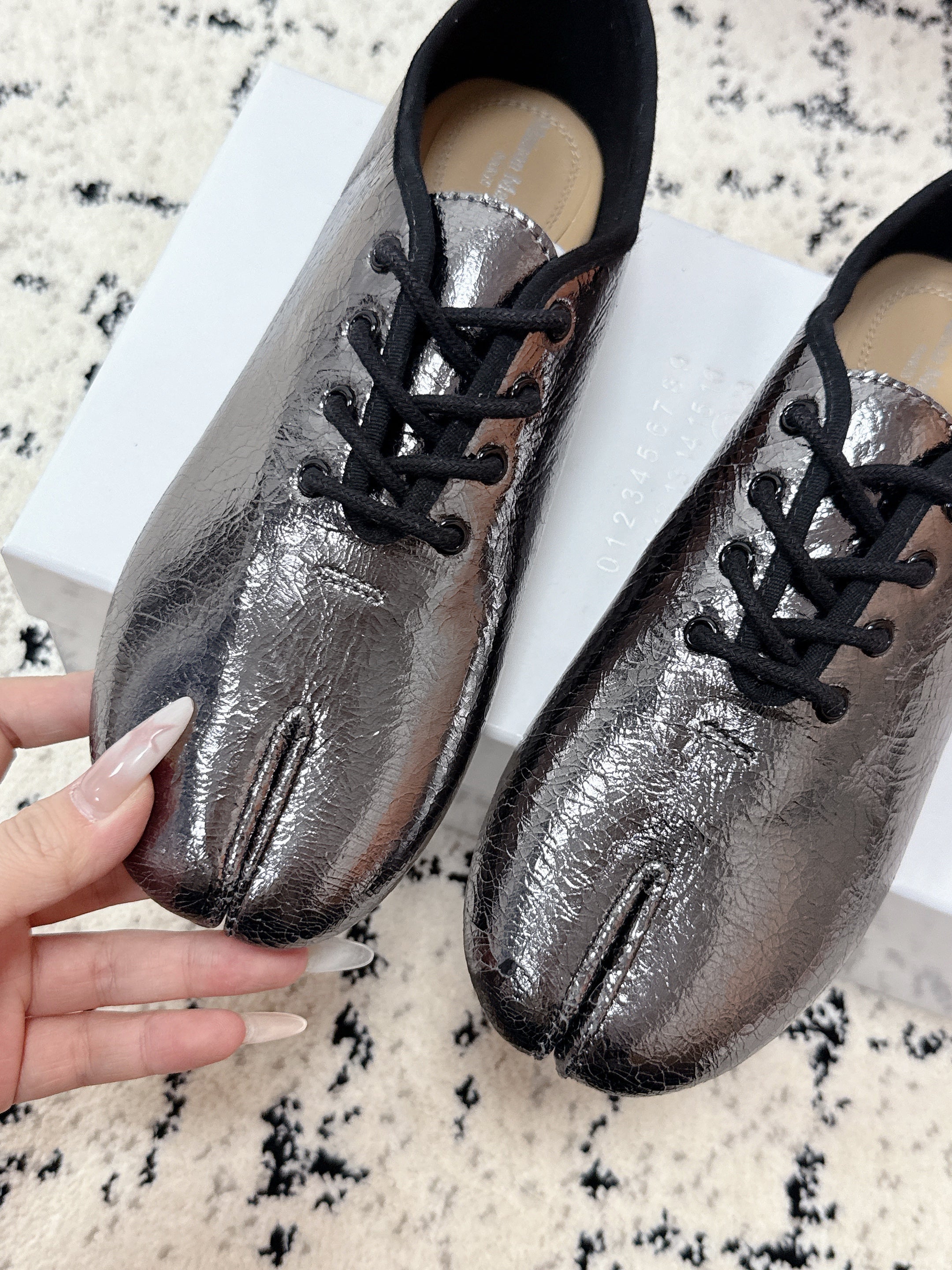MM Tabi 6-Point Toe Lace-up Shoes Dark Grey Metalic Calfskin 558424