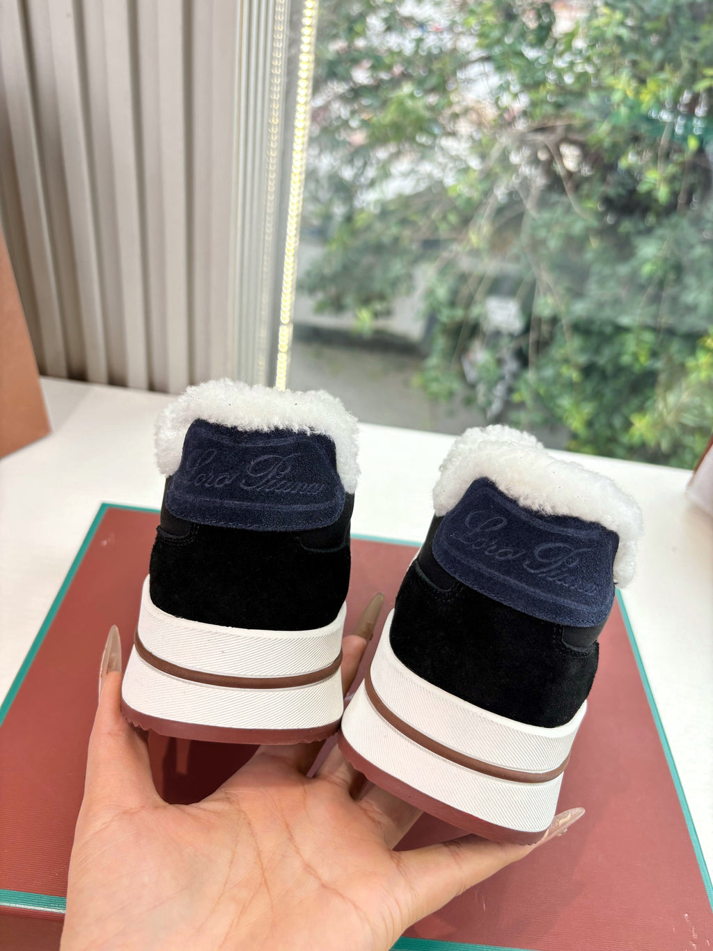 LP Weekend Walk Sneaker Black Fur Suede 549513