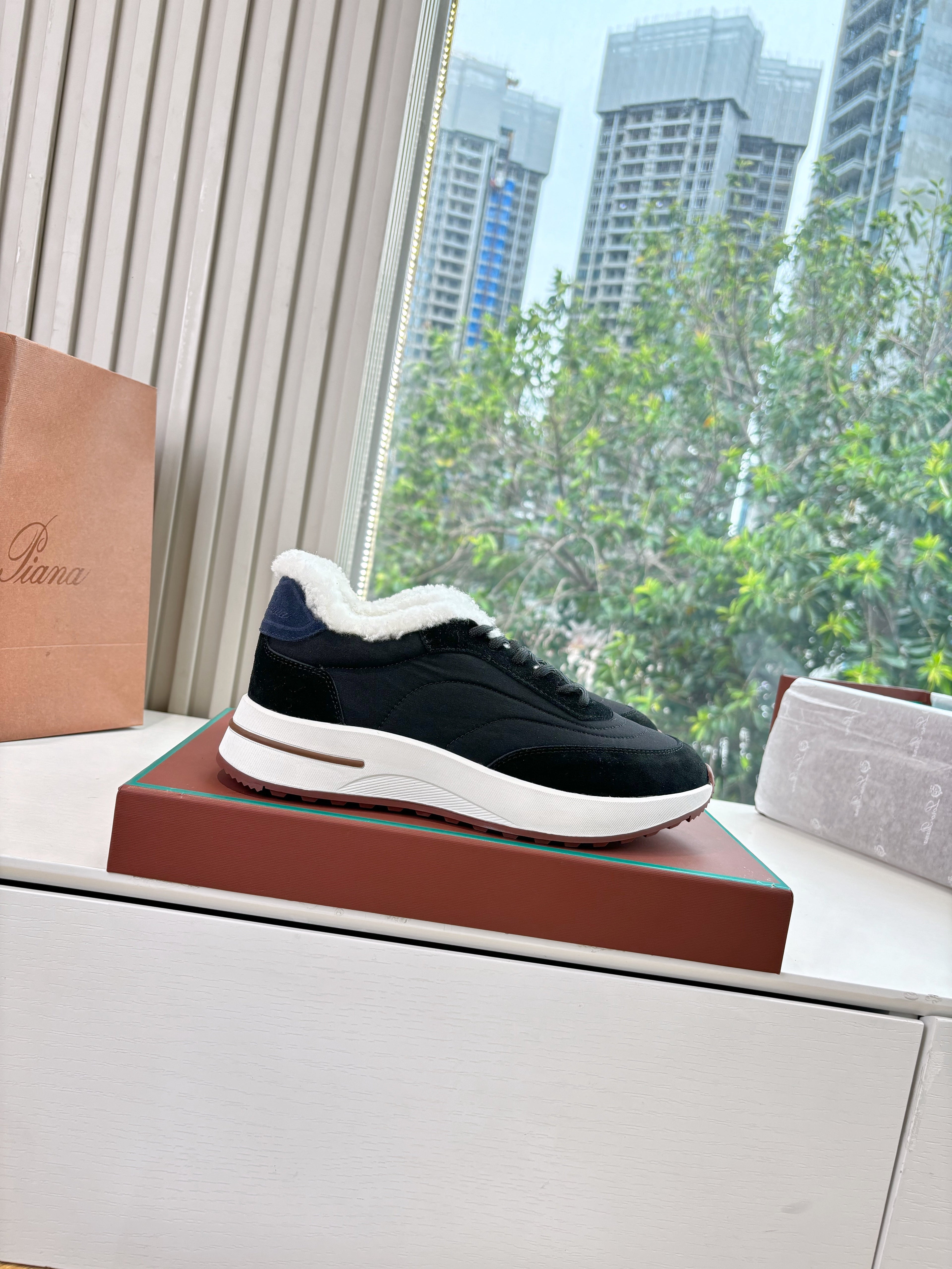 LP Weekend Walk Sneaker Black Fur Suede 549513