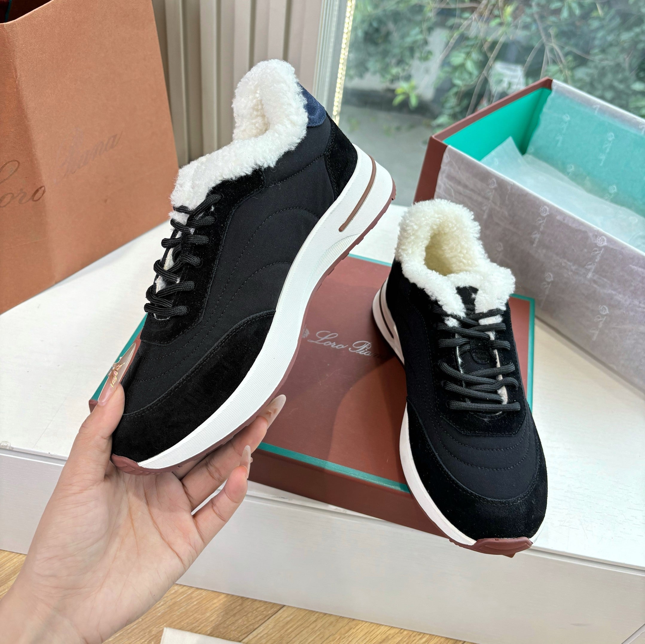 LP Weekend Walk Sneaker Black Fur Suede 549513