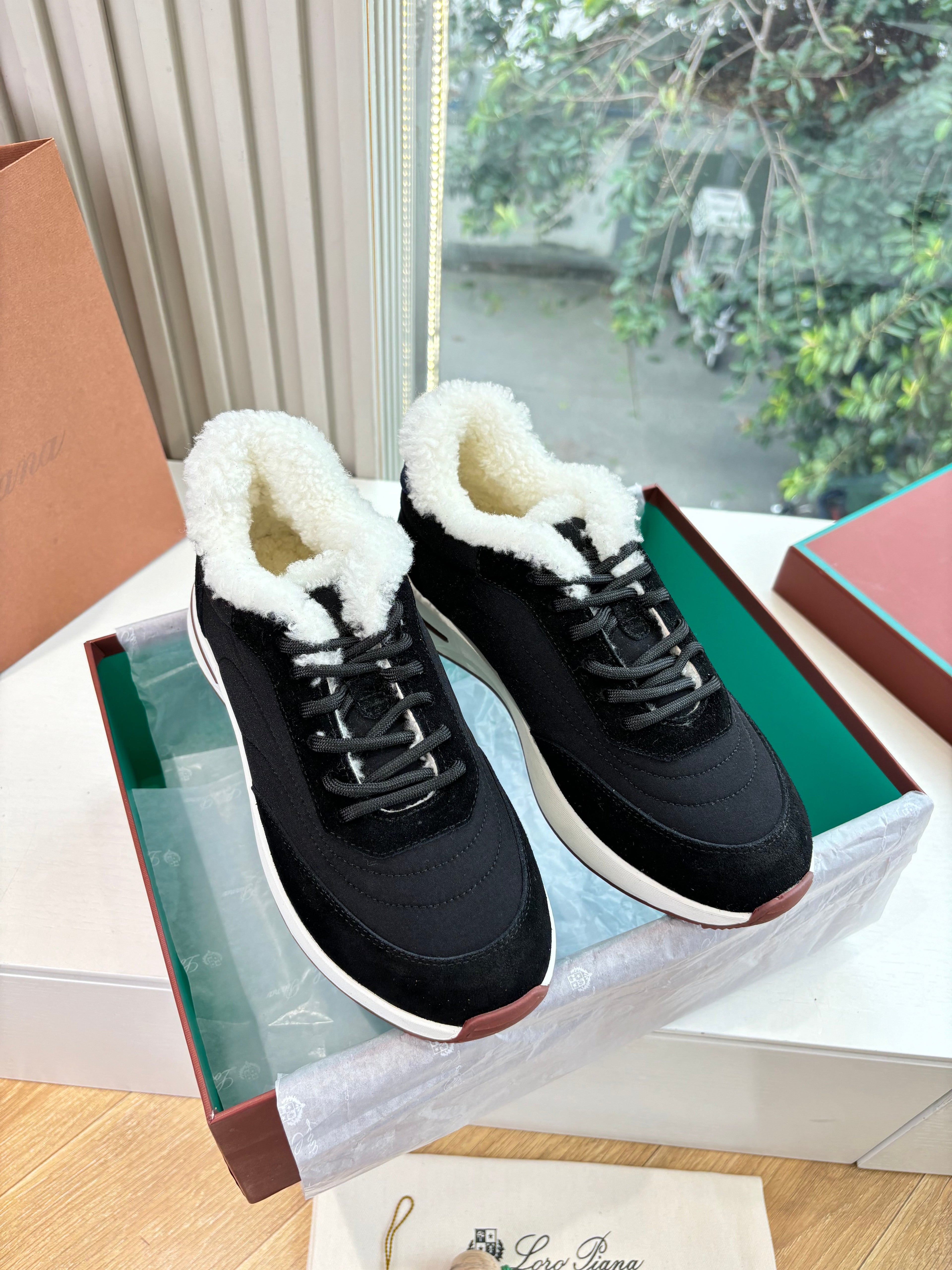 LP Weekend Walk Sneaker Black Fur Suede 549513