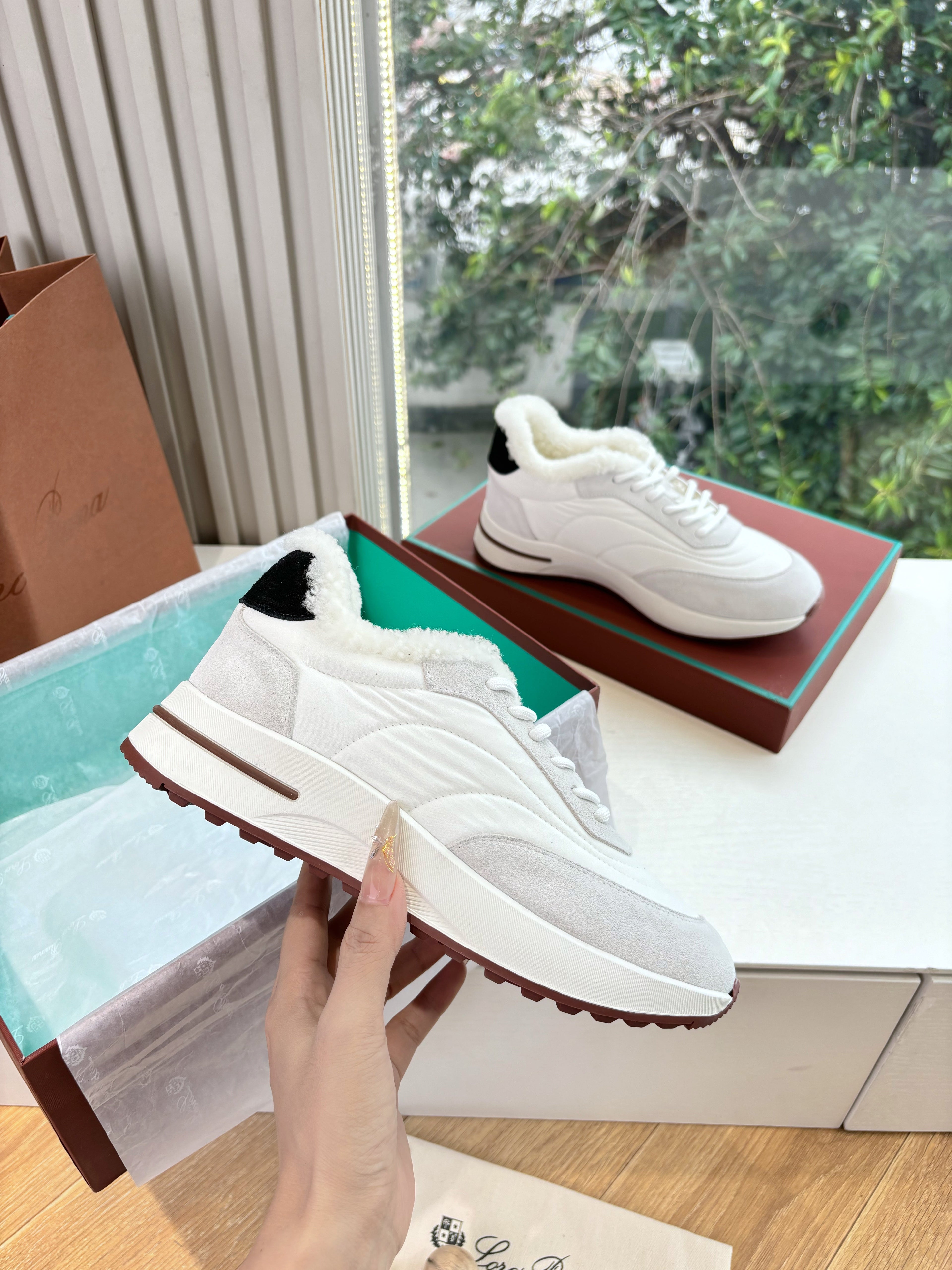 LP Weekend Walk Sneaker White Grey Fur Suede 549515