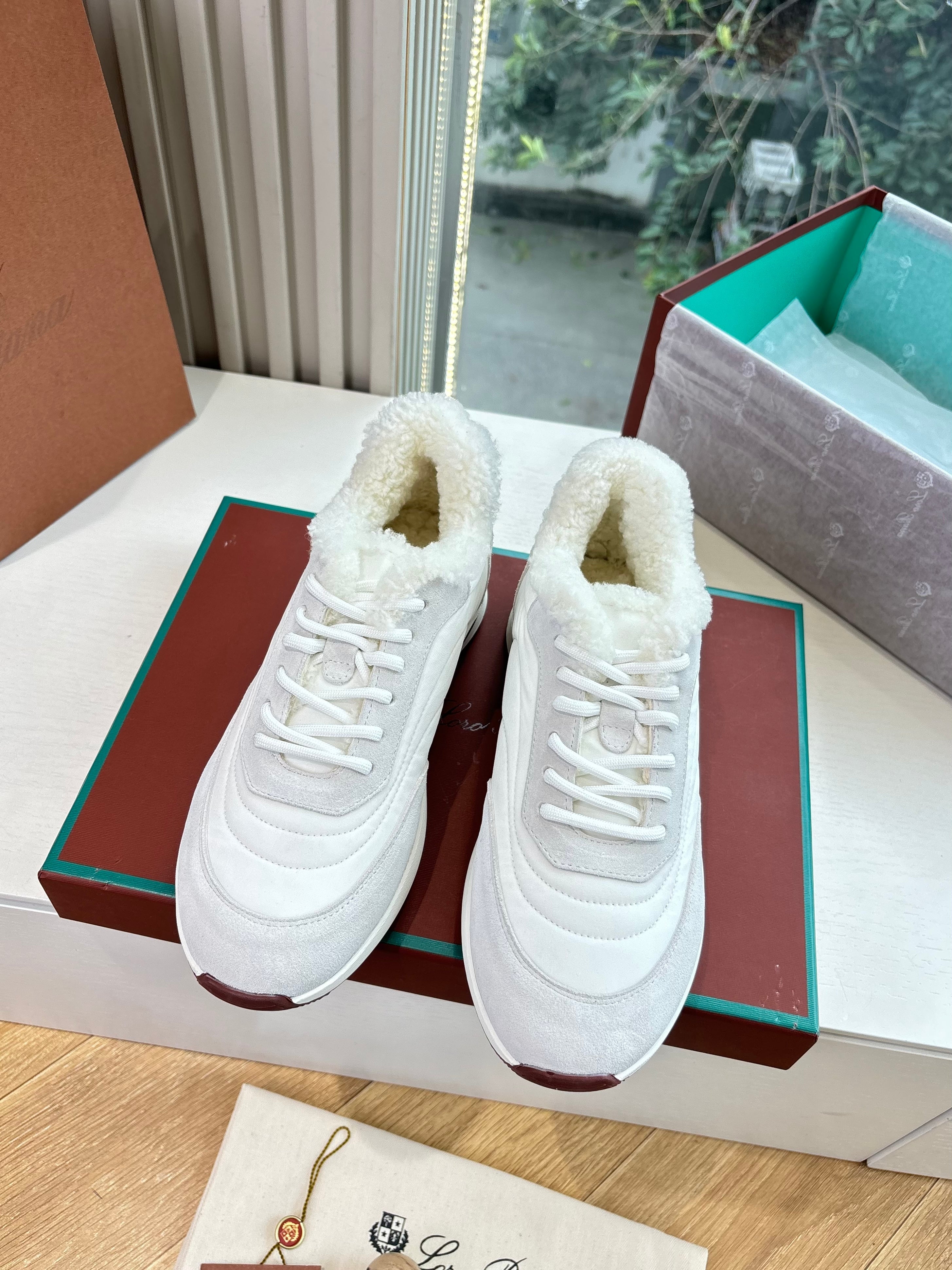 LP Weekend Walk Sneaker White Grey Fur Suede 549515