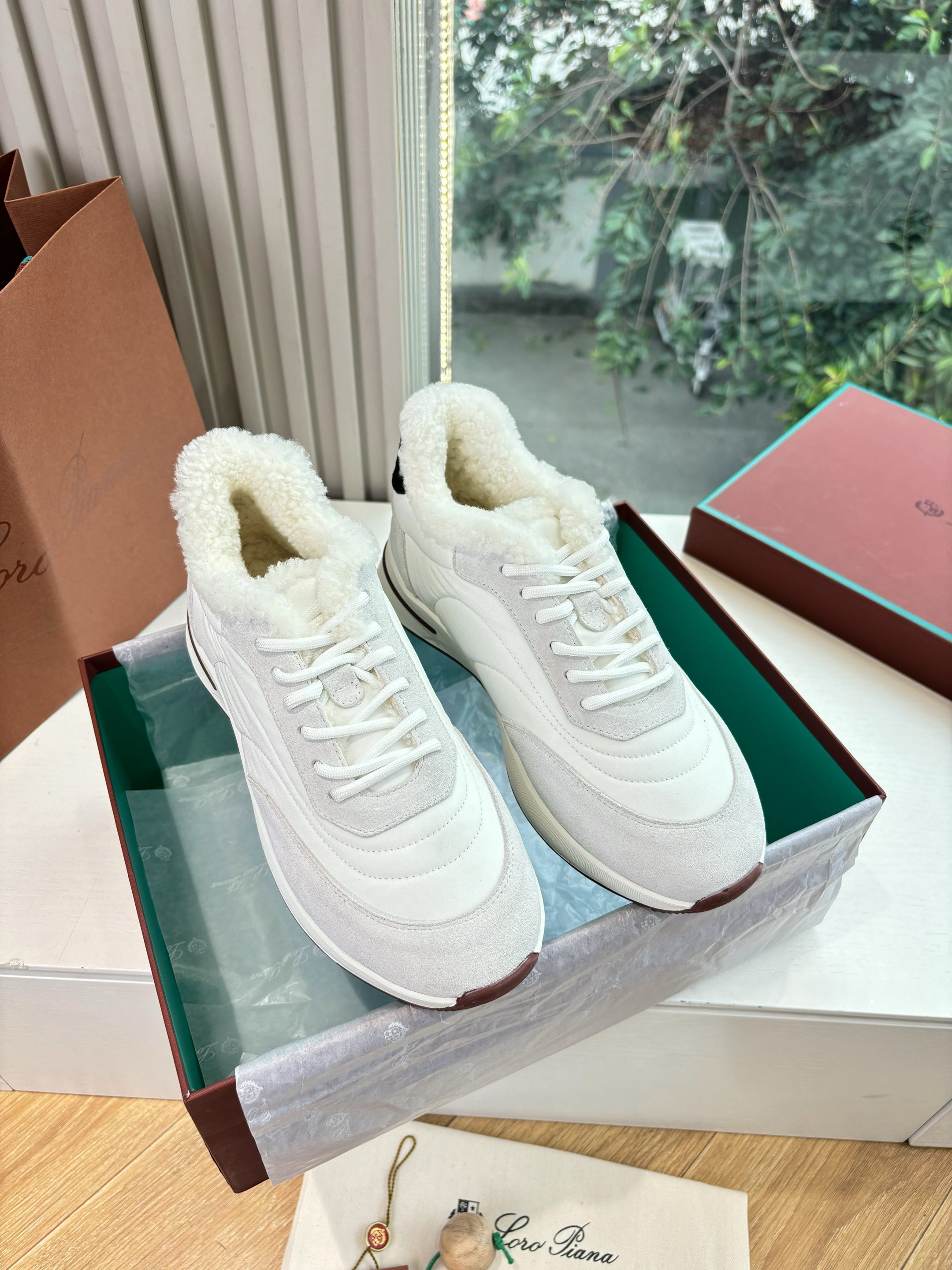 LP Weekend Walk Sneaker White Grey Fur Suede 549515