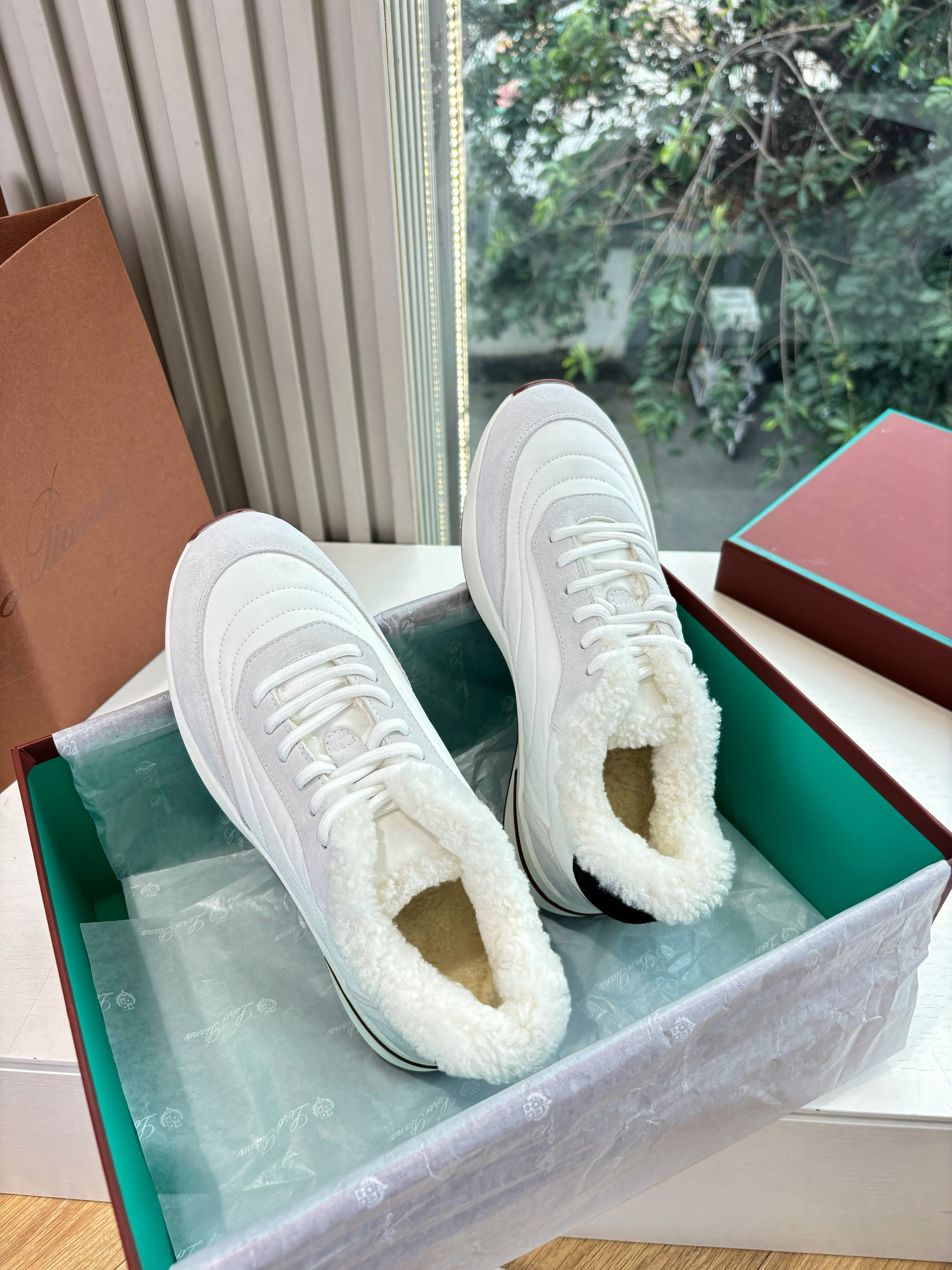 LP Weekend Walk Sneaker White Grey Fur Suede 549515