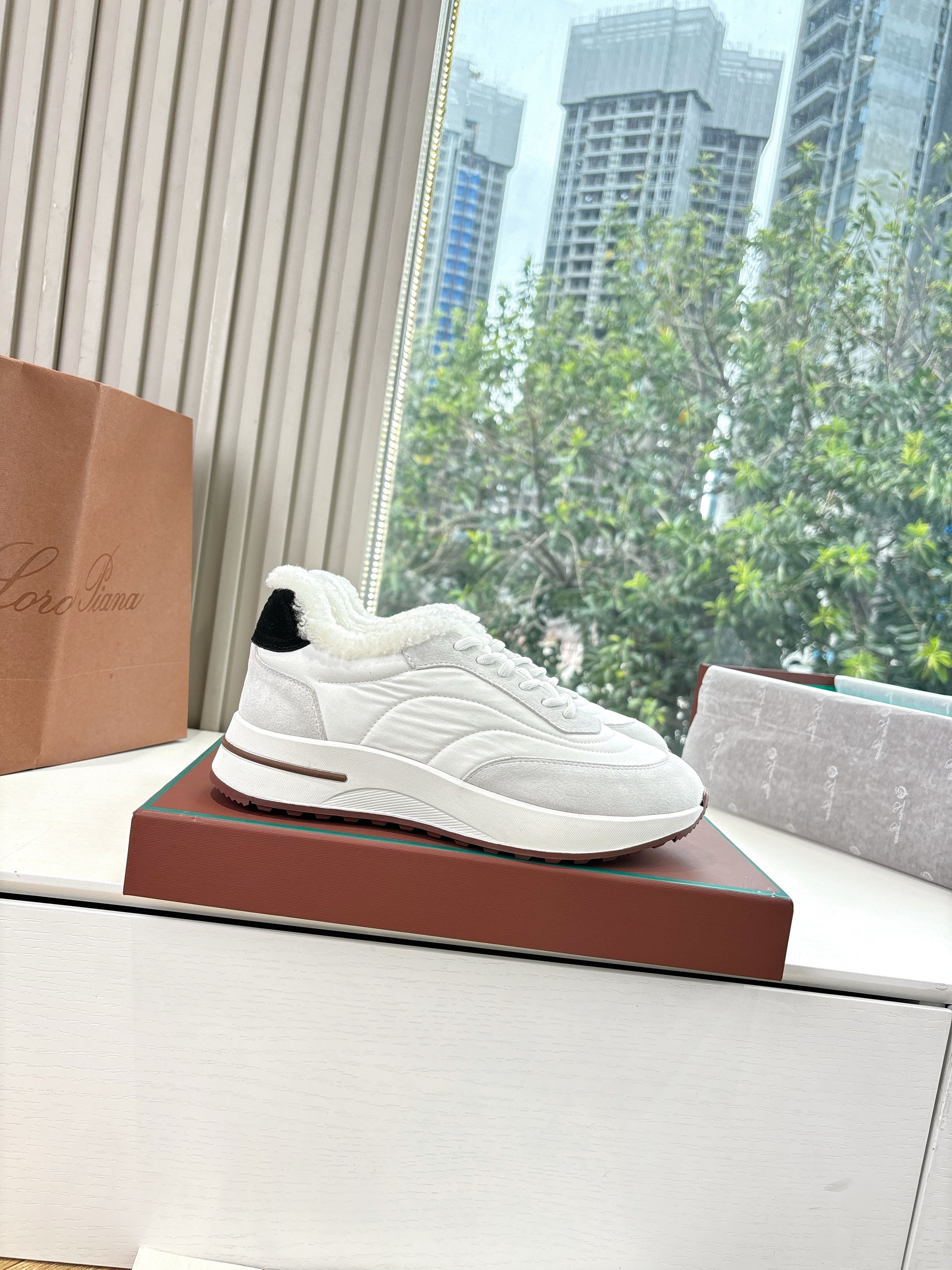 LP Weekend Walk Sneaker White Grey Fur Suede 549515