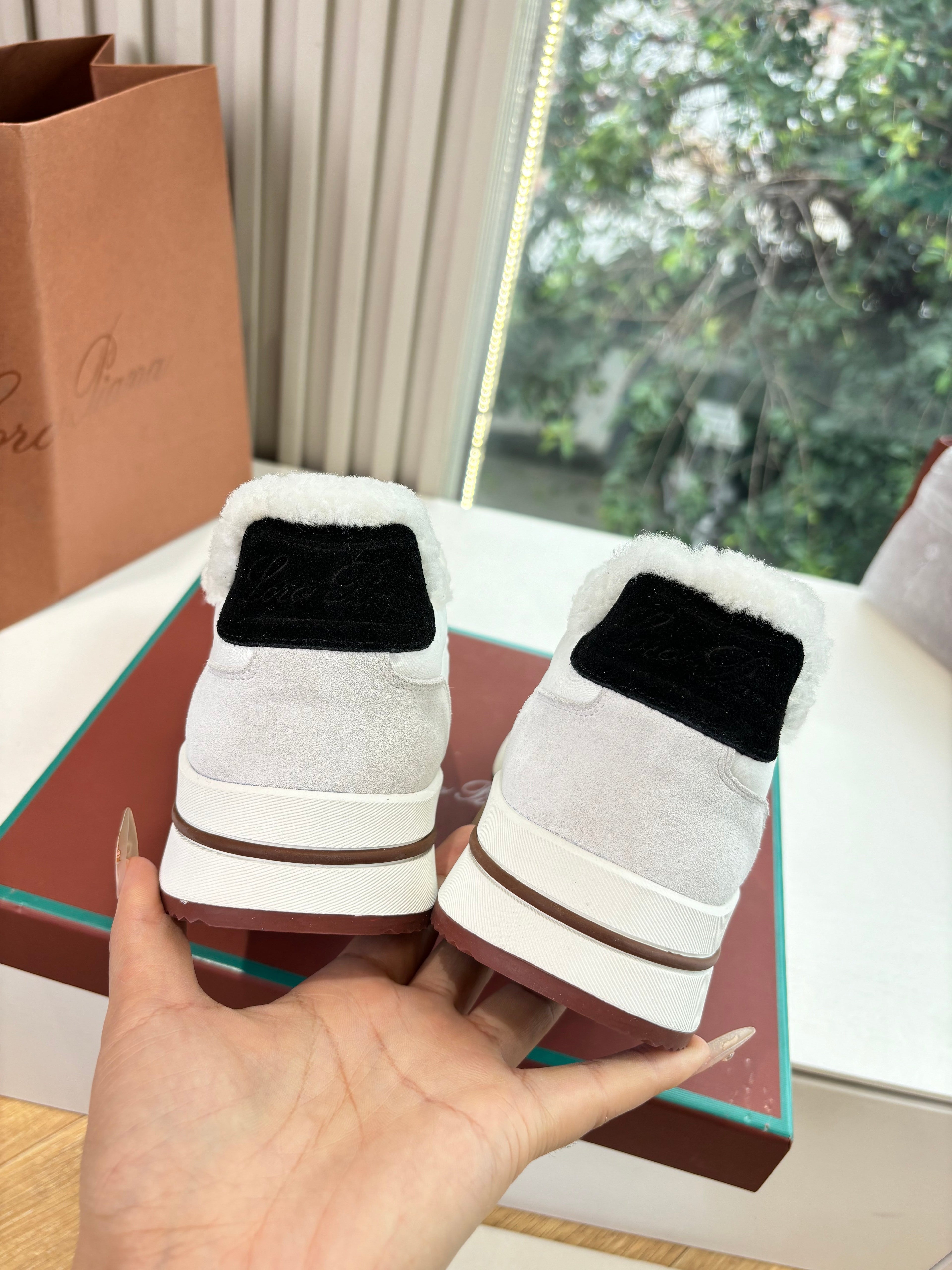 LP Weekend Walk Sneaker White Grey Fur Suede 549515