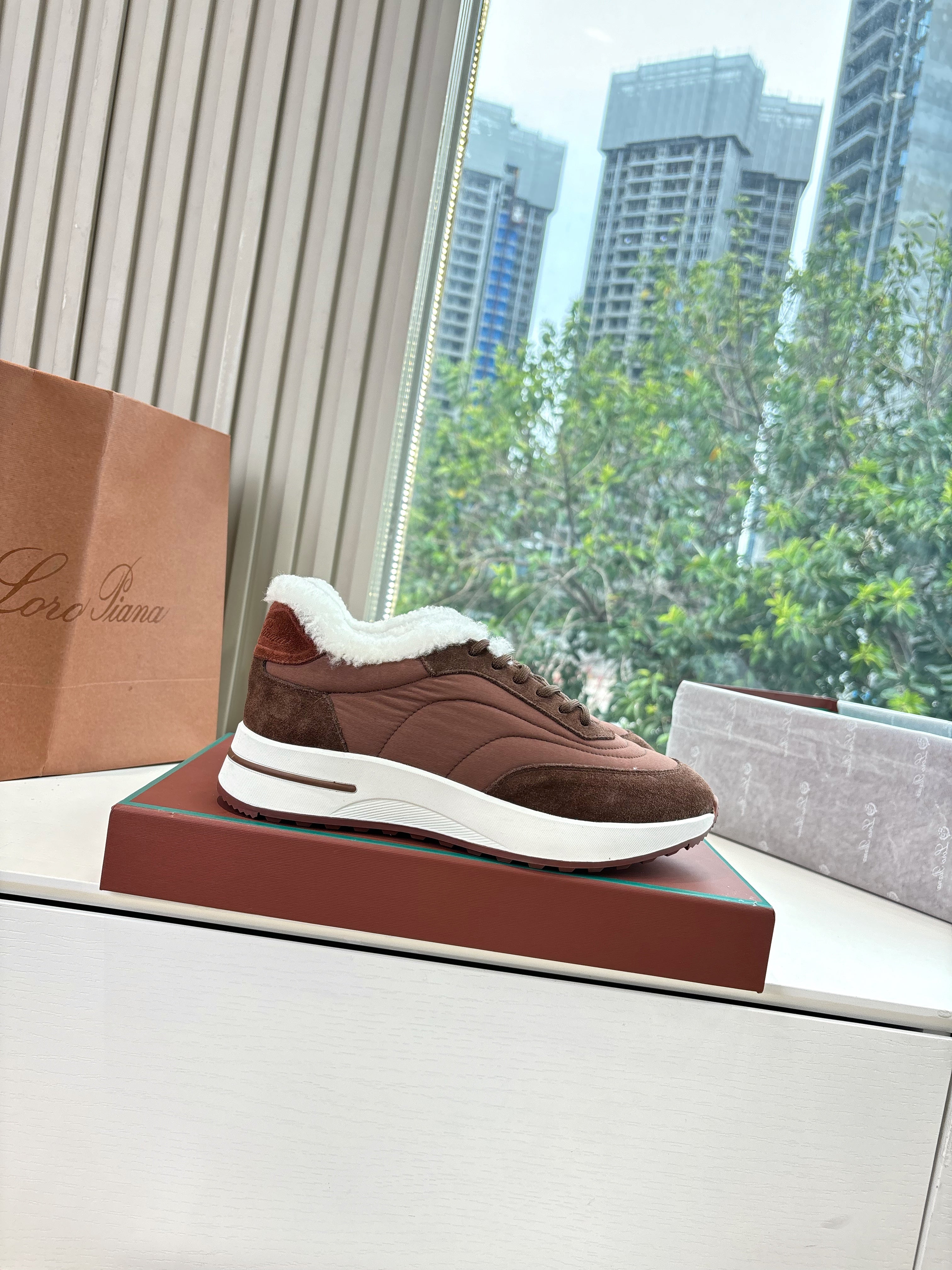 LP Weekend Walk Sneaker Red Brown Fur Suede 549519