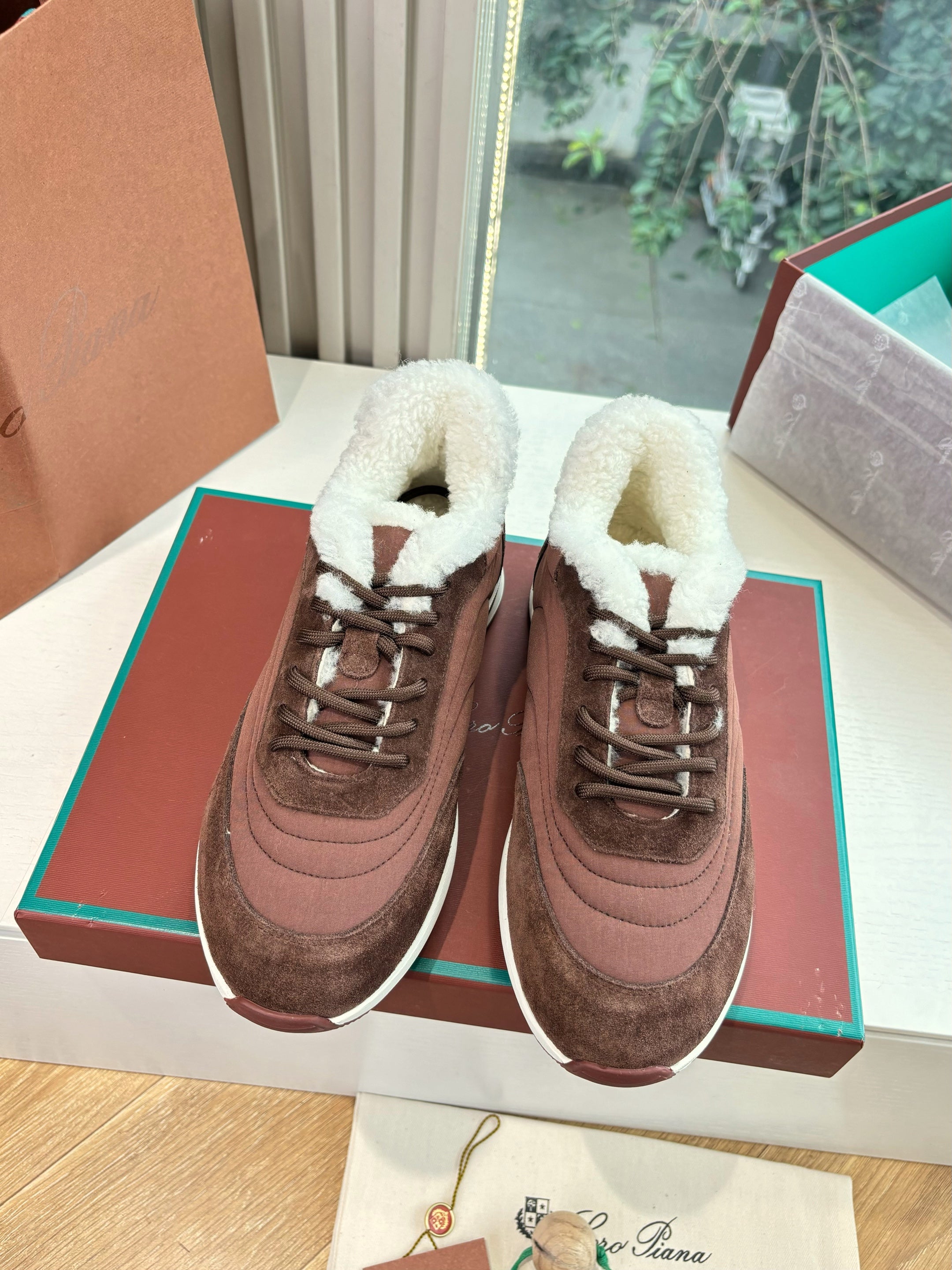 LP Weekend Walk Sneaker Red Brown Fur Suede 549519