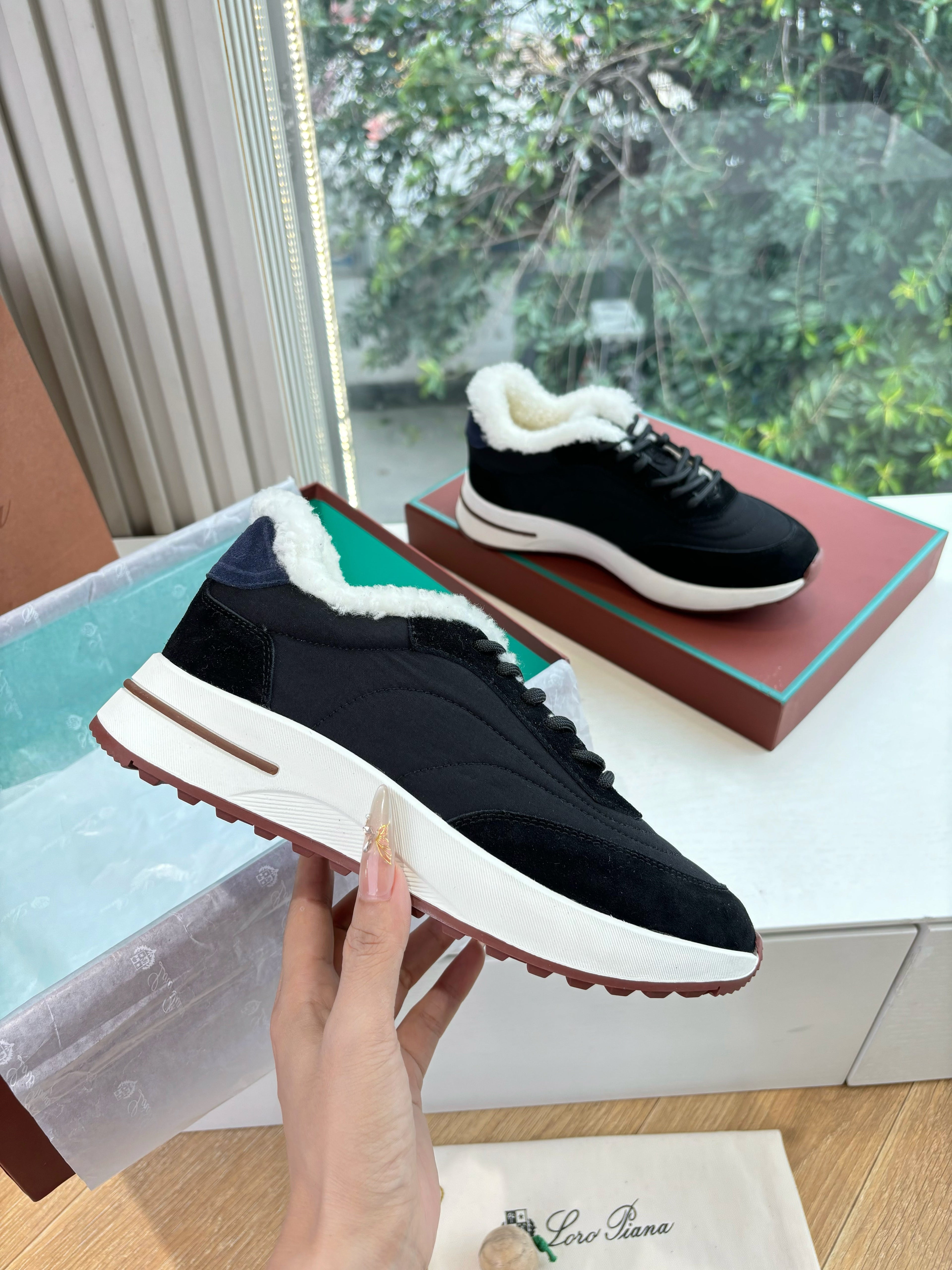 LP Weekend Walk Sneaker Black Fur Suede 549513