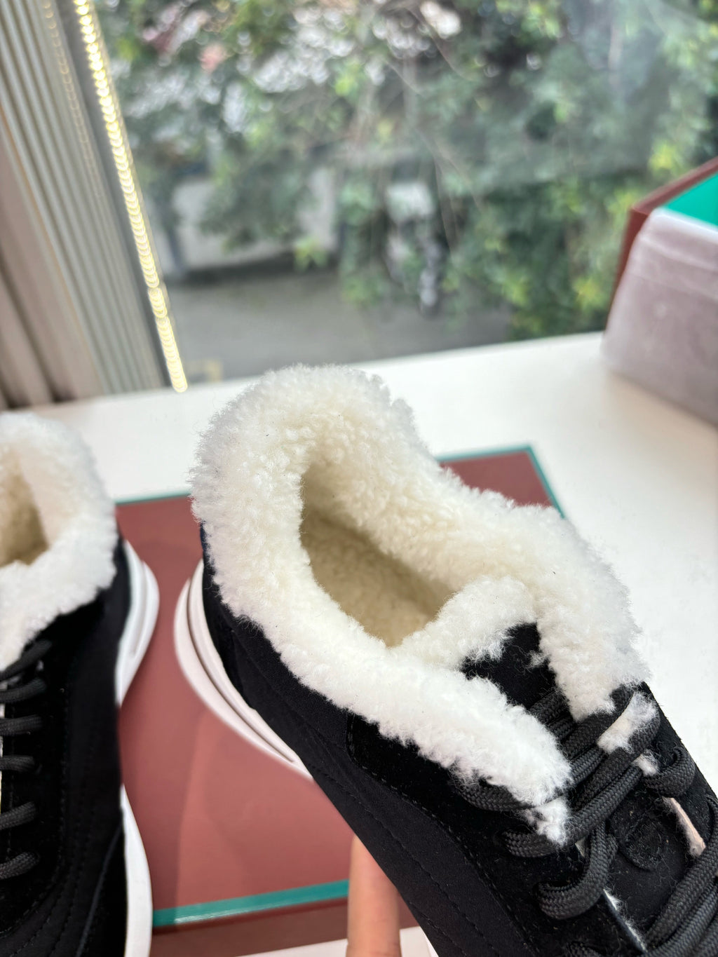 LP Weekend Walk Sneaker Black Fur Suede 549513